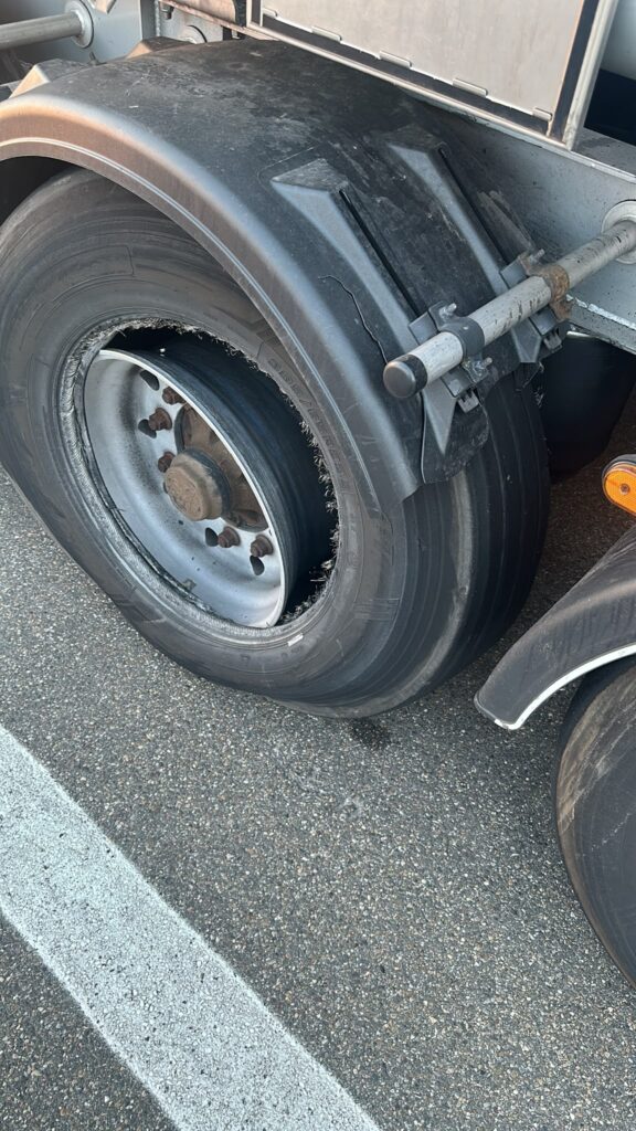 lkw-reifenservice-reifenplatzer-abend-a5-karlsruhe-01 – LKW Help 24 LKW Pannenhilfe vor Ort — Mobiler LKW-Reifenservice auf der A5 bei Karlsruhe: Sattelzug nach Reifenplatzer in der Dämmerung w