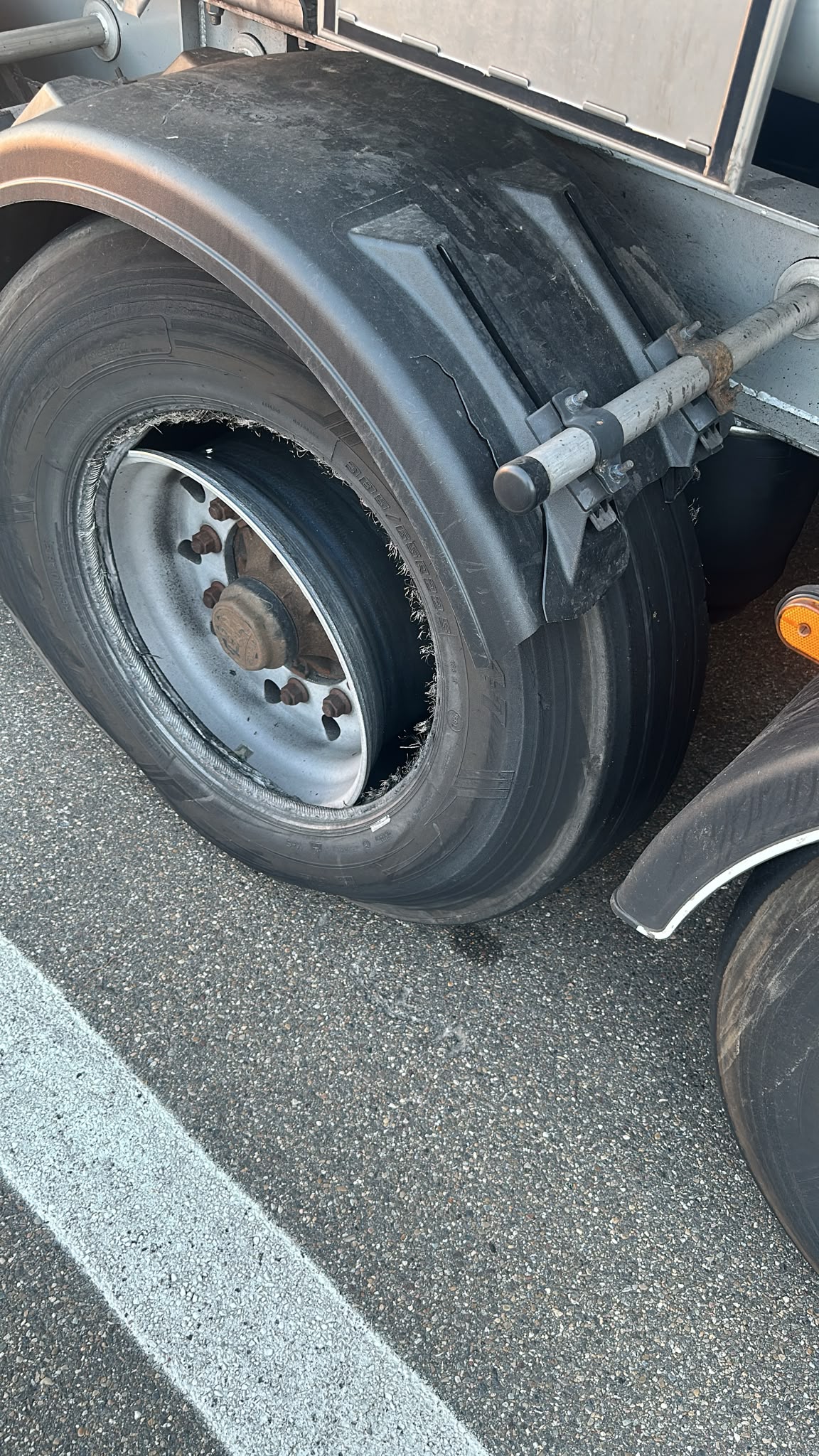 LKW Pannenhilfe vor Ort — Mobiler LKW-Reifenservice auf der A5 bei Karlsruhe: Sattelzug nach Reifenplatzer in der Dä
