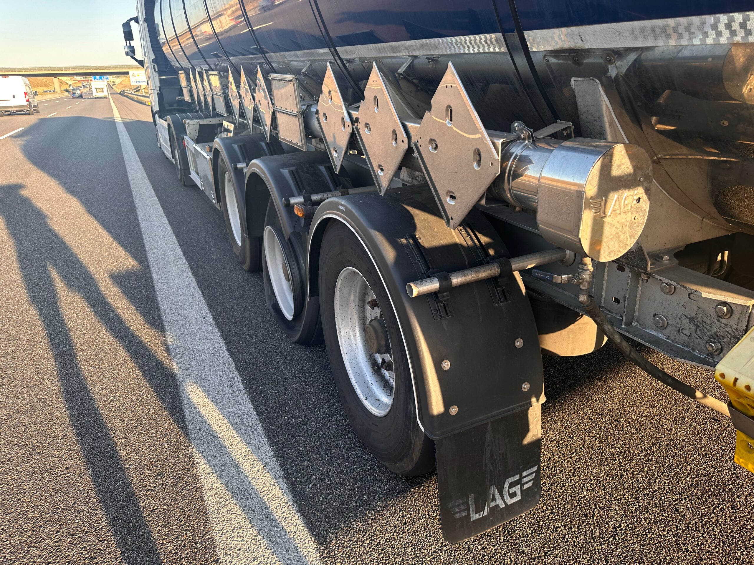 LKW Pannenhilfe vor Ort — Mobiler LKW-Reifenservice auf der A5 bei Karlsruhe: Sattelzug nach Reifenplatzer in der Dä
