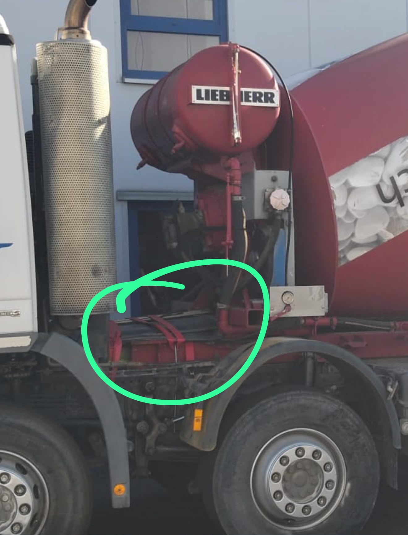 LKW Pannenhilfe vor Ort — Mobiler LKW-Reifenservice auf der A5 bei Karlsruhe: Sattelzug nach Reifenplatzer in der Dä