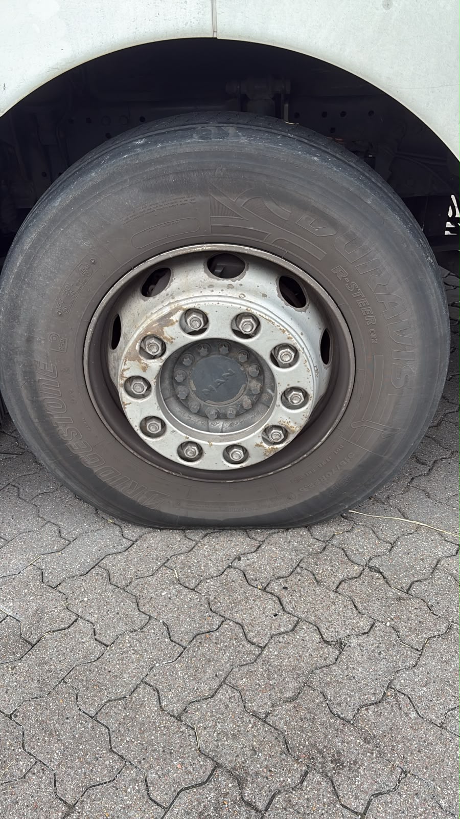 LKW Pannenhilfe vor Ort — LKW-Reifenservice A9 bei Ingolstadt: Reifenplatzer an der Antriebsachse einer MAN-Sattelzu