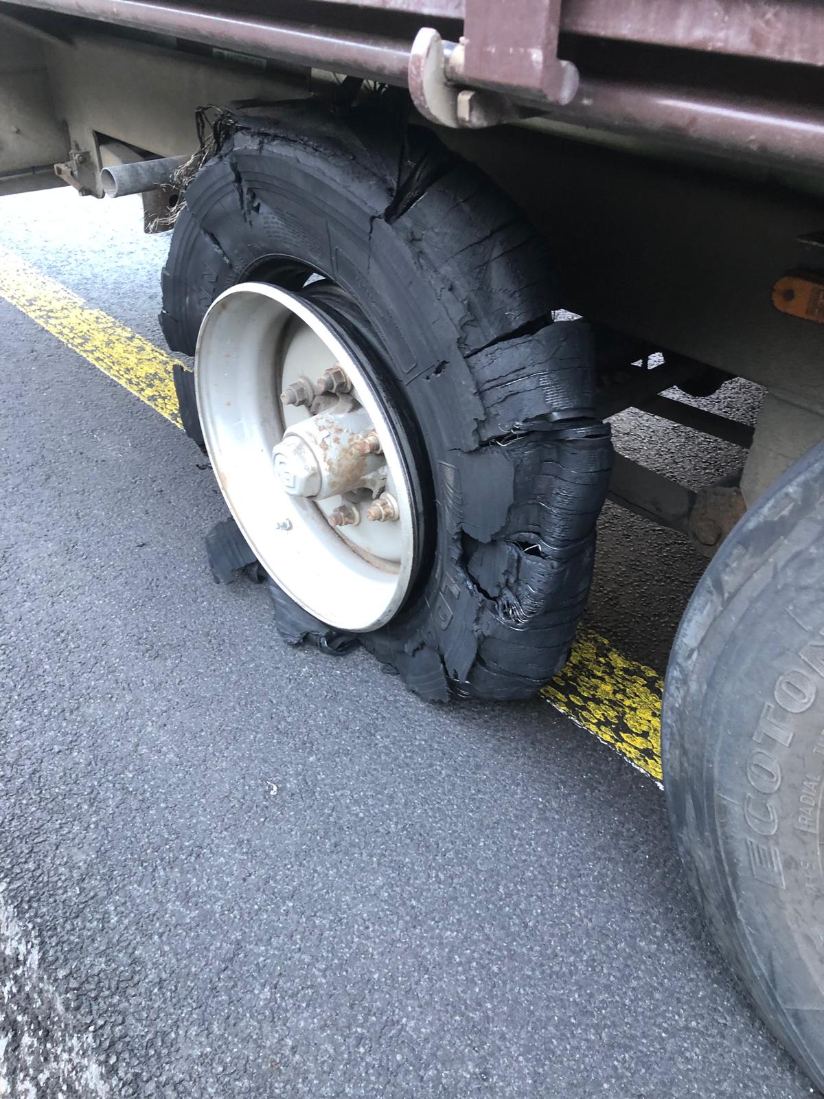 LKW Pannenhilfe vor Ort — Mobiler LKW-Reifenservice auf der A28 bei Oldenburg: Sattelauflieger nach Reifenplatzer in