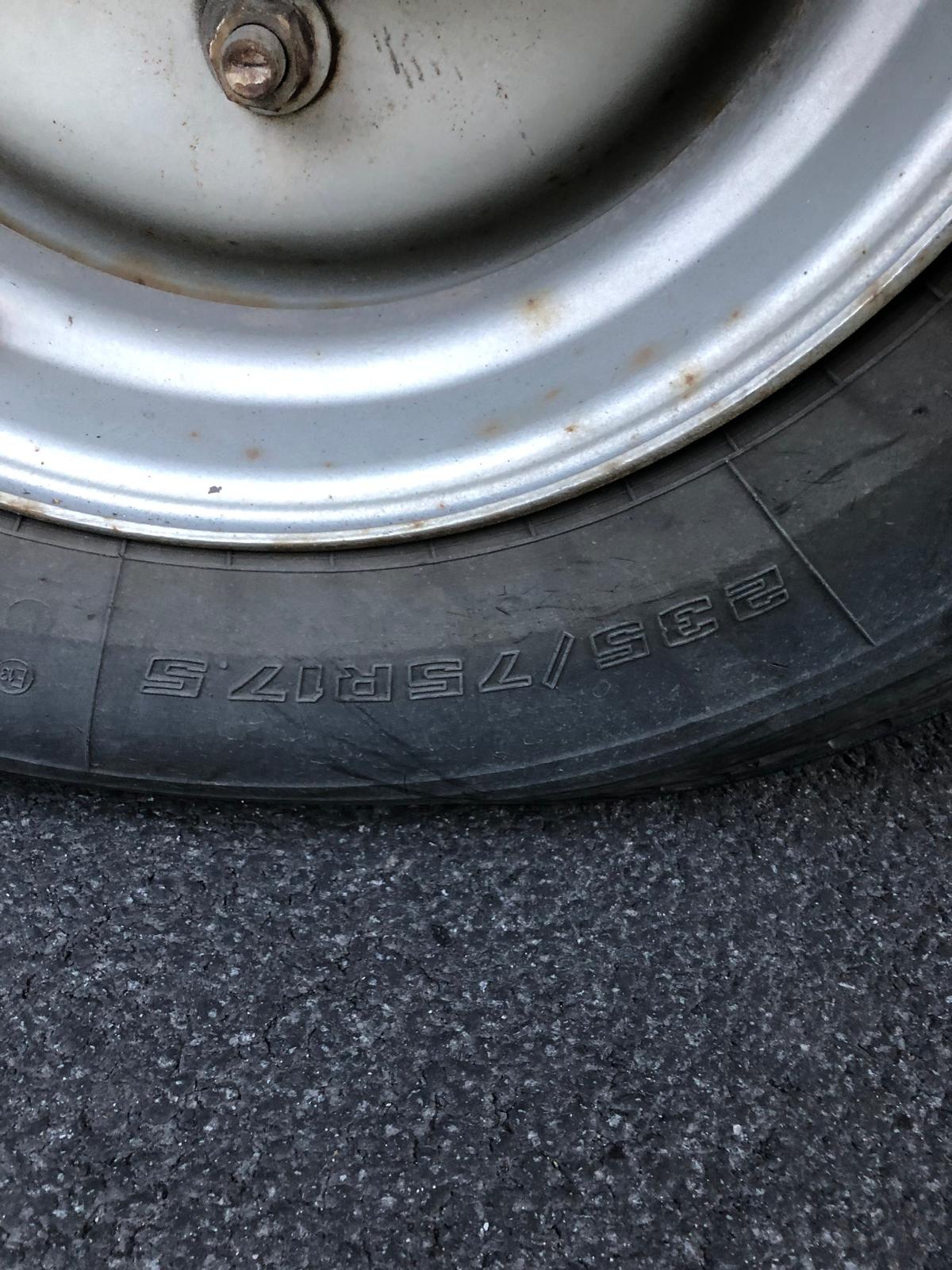 LKW Pannenhilfe vor Ort — Mobiler LKW-Reifenservice auf der A28 bei Oldenburg: Sattelauflieger nach Reifenplatzer in