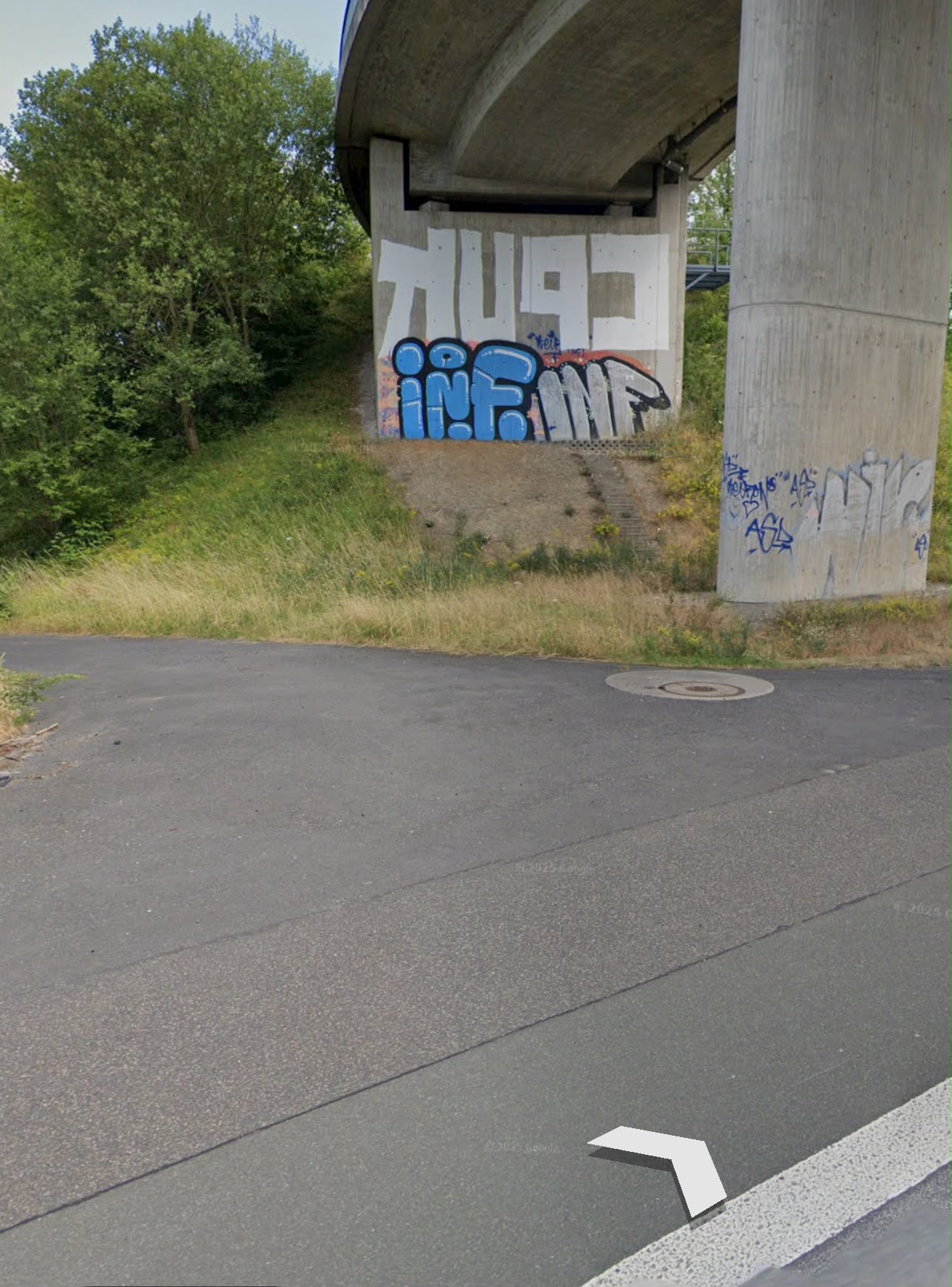 LKW Pannenhilfe vor Ort — Mobiler LKW-Reifenservice auf der A28 bei Oldenburg: Sattelauflieger nach Reifenplatzer in