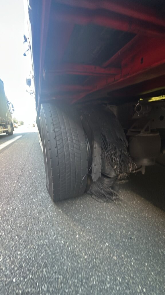 lkw-reifenservice-reifenplatzer-doppelreifen-a45-siegen-01 – LKW Help 24 LKW Pannenhilfe vor Ort —