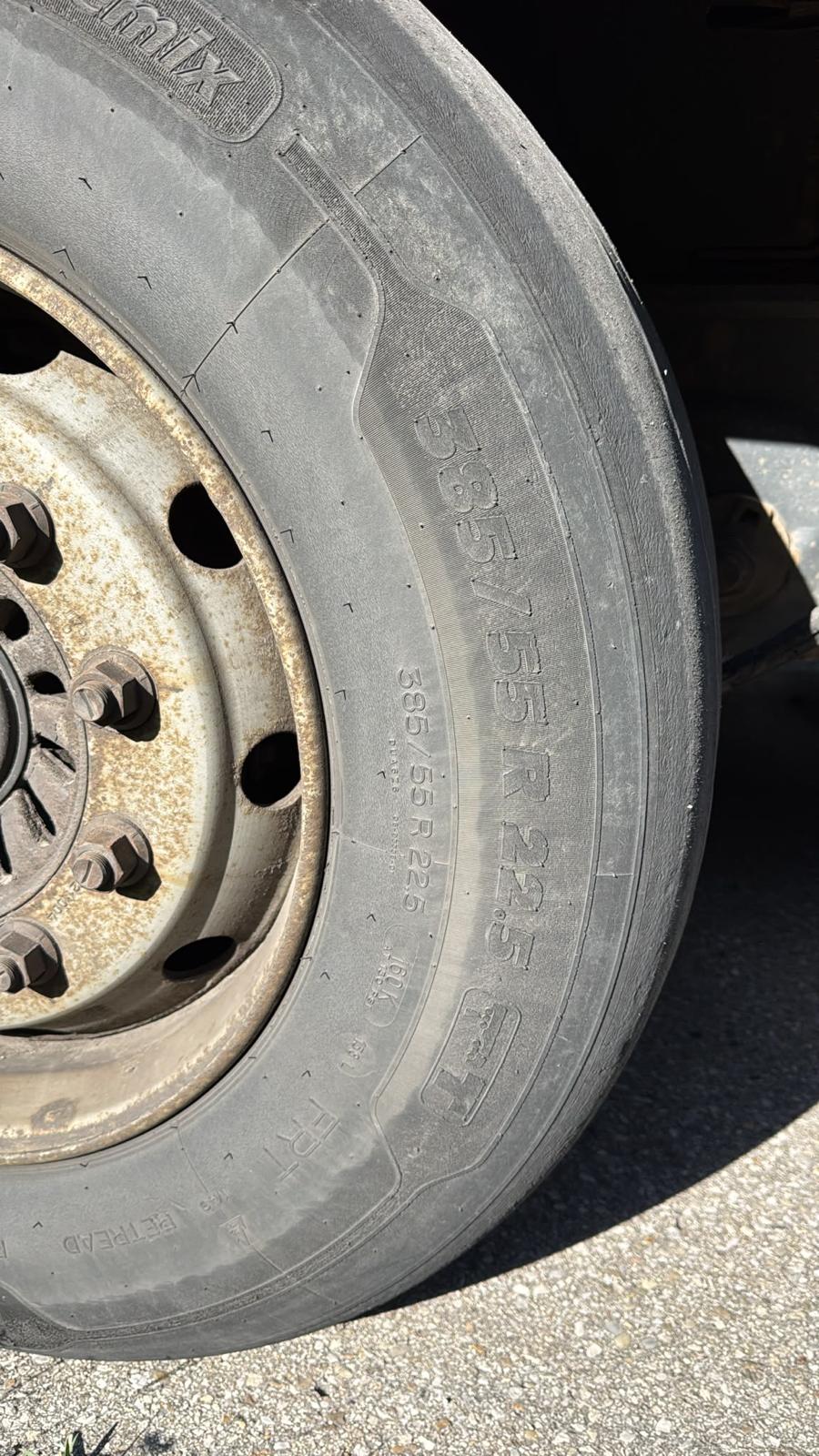 pomoc drogowa dla ciężarówki na miejscu — Pęknięcie opony na A8 pod Merklingen: jak upał zniszczył oponę naczepy — powrót na trasę w
