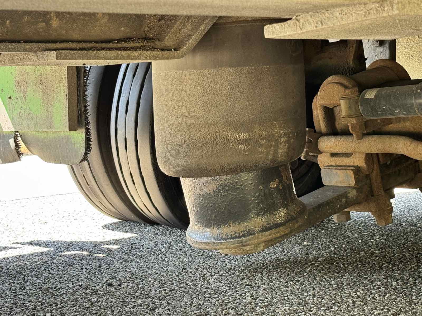 pomoc drogowa dla ciężarówki na miejscu — Pęknięcie opony na A8 pod Merklingen: jak upał zniszczył oponę naczepy — powrót na trasę w