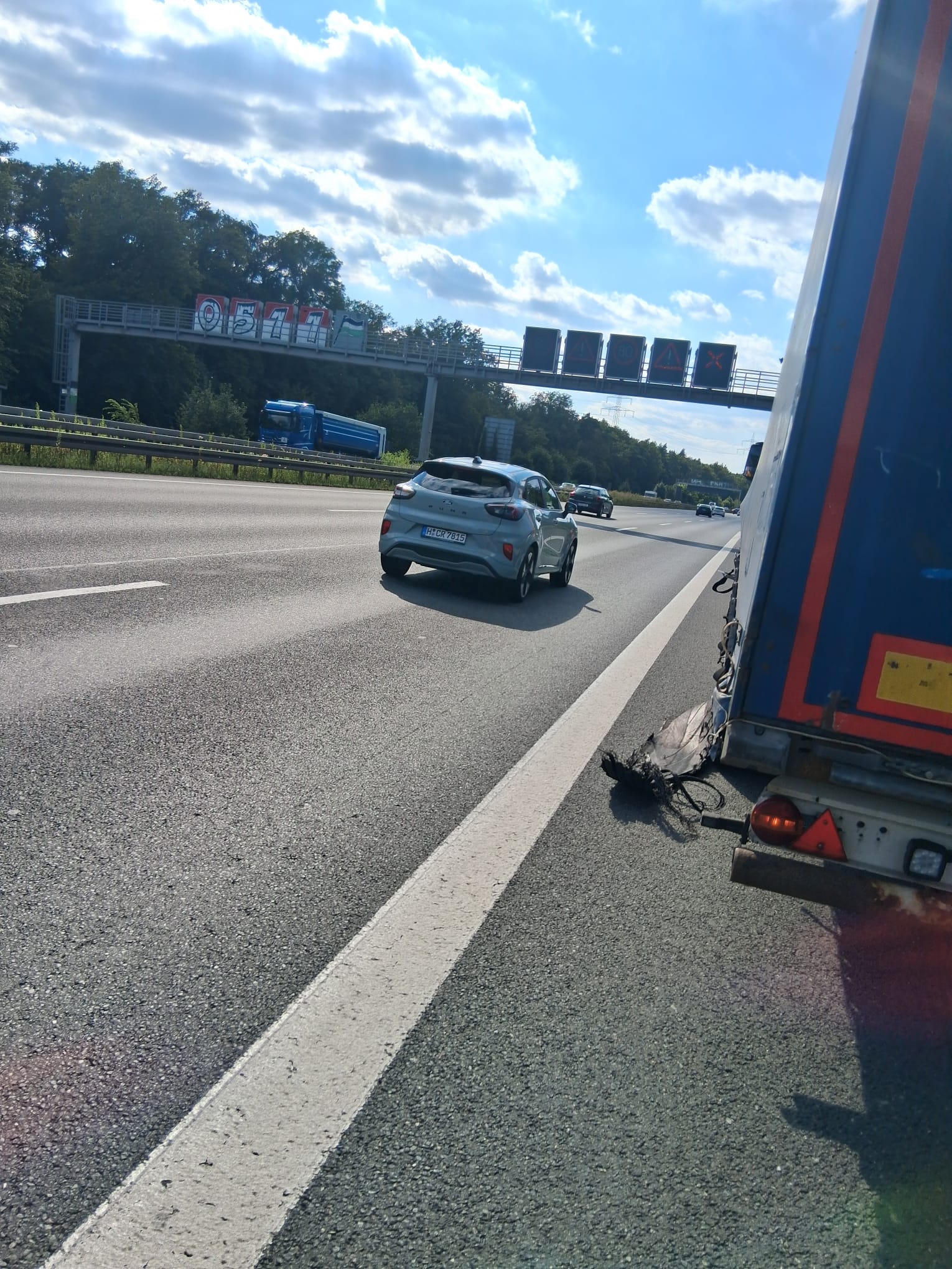 pomoc drogowa dla ciężarówki na miejscu — Pęknięcie opony na A8 pod Merklingen: jak upał zniszczył oponę naczepy — powrót na trasę w