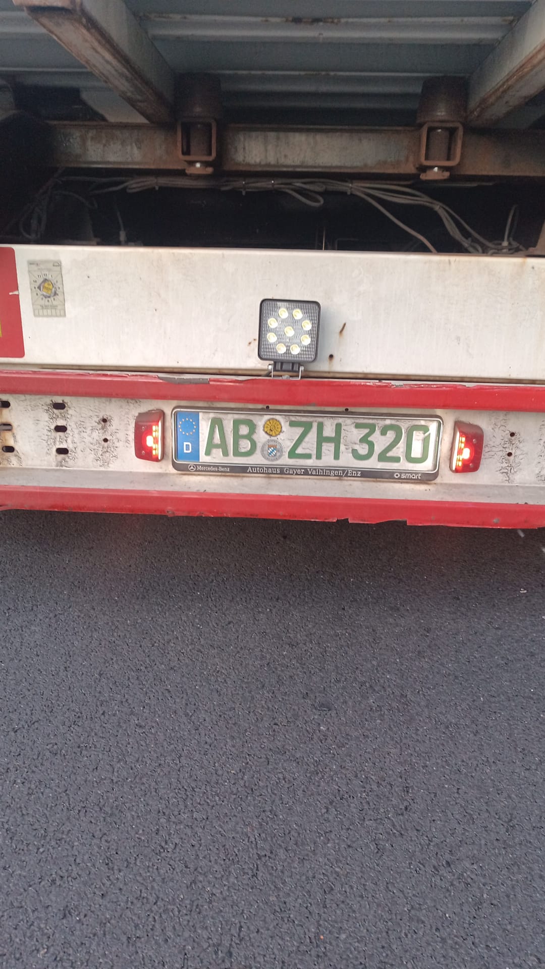 pomoc drogowa dla ciężarówki na miejscu — Pęknięcie opony na A8 pod Merklingen: jak upał zniszczył oponę naczepy — powrót na trasę w