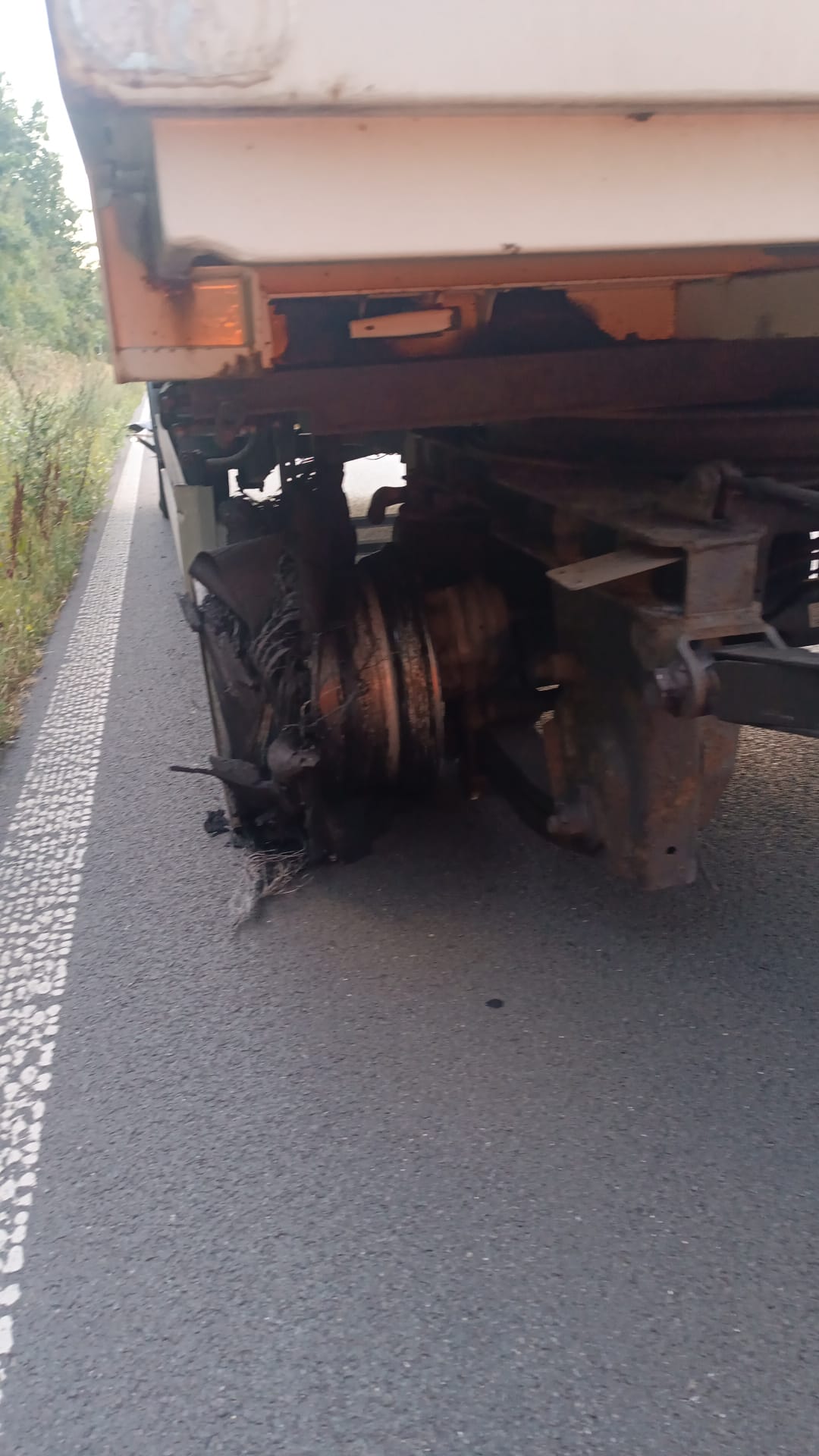 pomoc drogowa dla ciężarówki na miejscu — Pęknięcie opony na A8 pod Merklingen: jak upał zniszczył oponę naczepy — powrót na trasę w