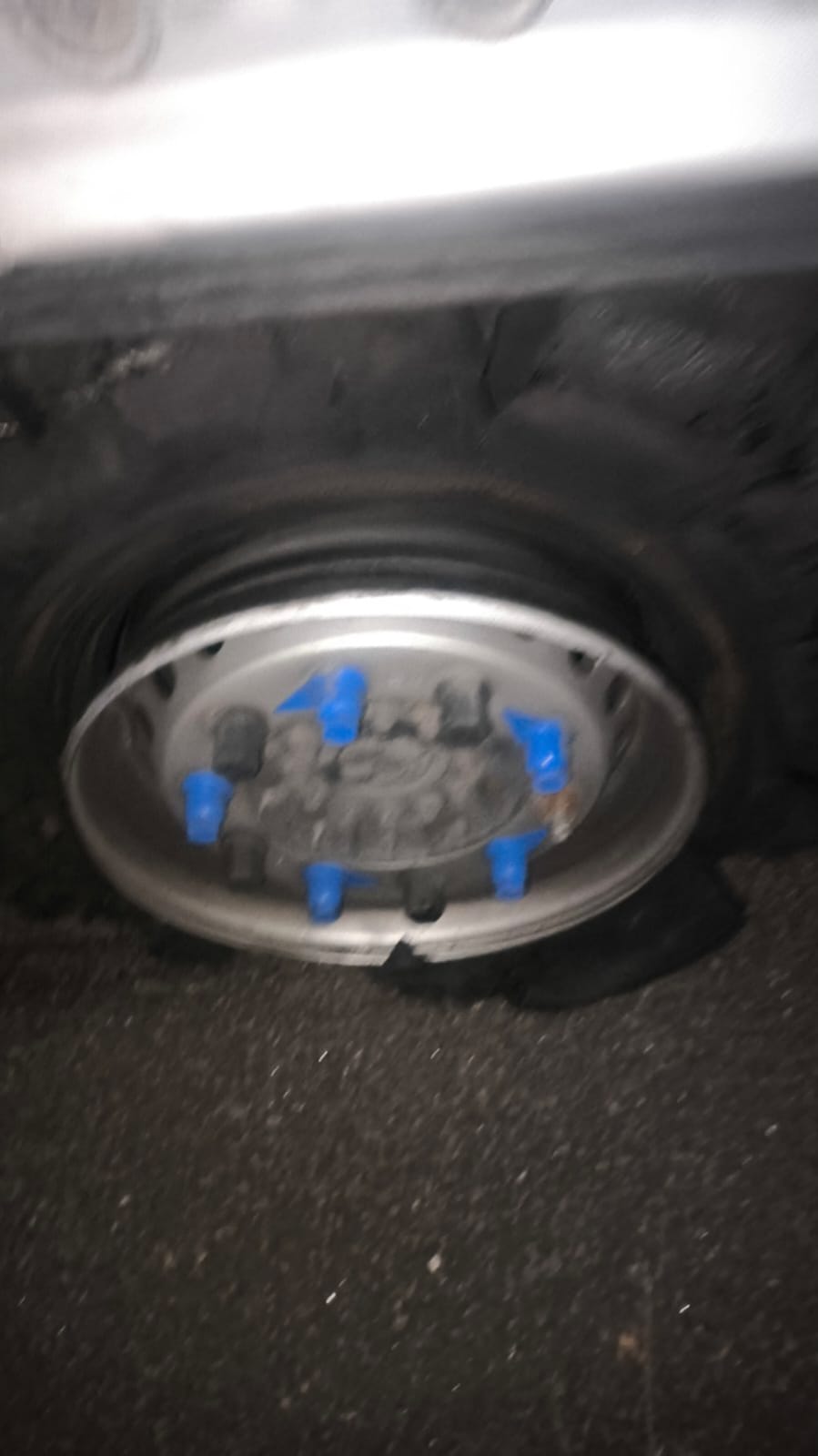 pomoc drogowa dla ciężarówki na miejscu — Mobilny serwis opon TIR: pęknięta opona na A9 pod Wittenbergą, noc, 2 godz. 8 min