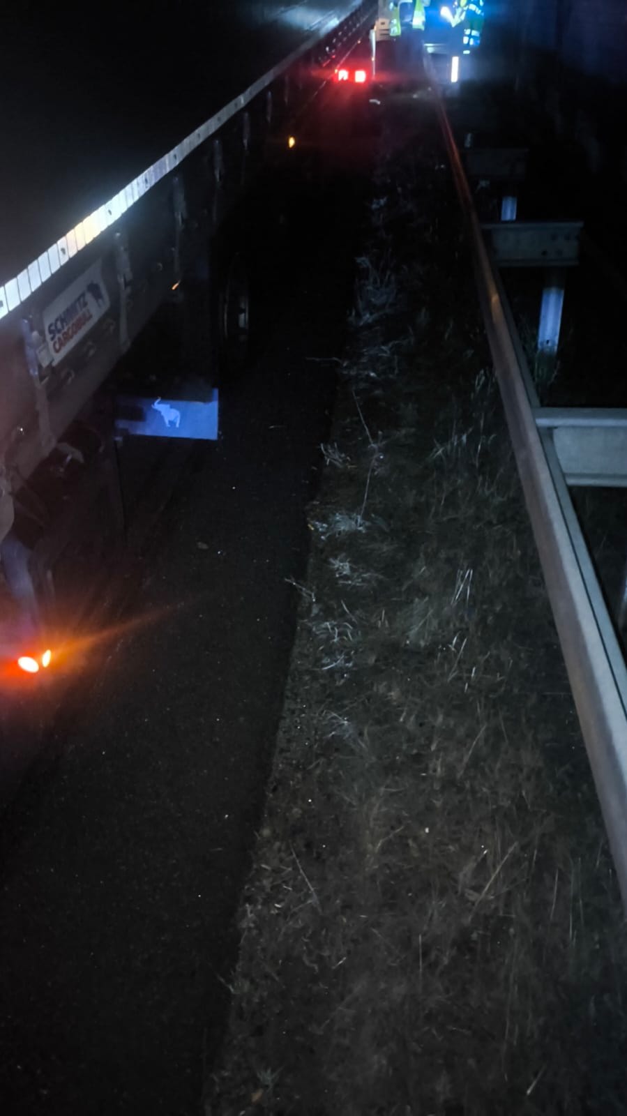 pomoc drogowa dla ciężarówki na miejscu — Mobilny serwis opon TIR: pęknięta opona na A9 pod Wittenbergą, noc, 2 godz. 8 min