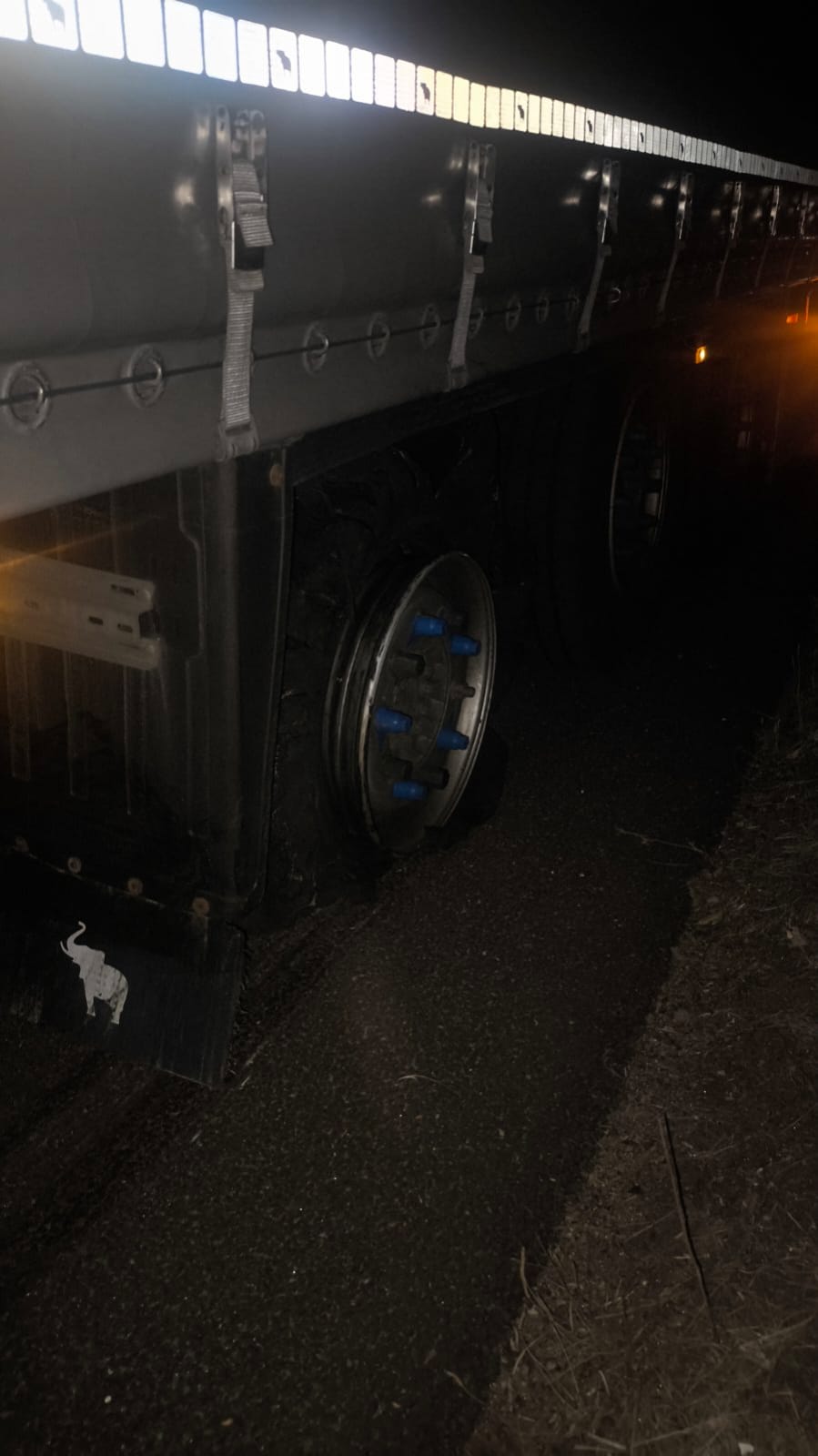 pomoc drogowa dla ciężarówki na miejscu — Mobilny serwis opon TIR: pęknięta opona na A9 pod Wittenbergą, noc, 2 godz. 8 min