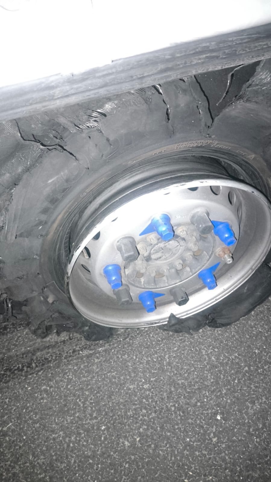 pomoc drogowa dla ciężarówki na miejscu — Mobilny serwis opon TIR: pęknięta opona na A9 pod Wittenbergą, noc, 2 godz. 8 min