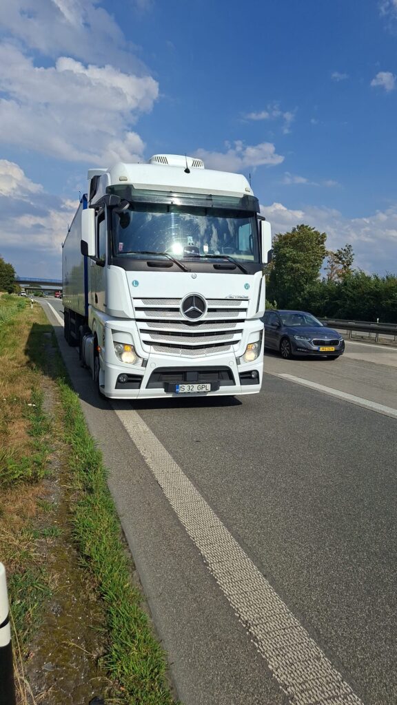 lkw-reifenservice-reifenplatzer-polizei-a67-darmstadt-01 – LKW Help 24 LKW Pannenhilfe vor Ort — Reifenplatzer auf der A67 bei Darmstadt: Polizeieinsatz, Radwechsel in 2 Std. 15 Min.