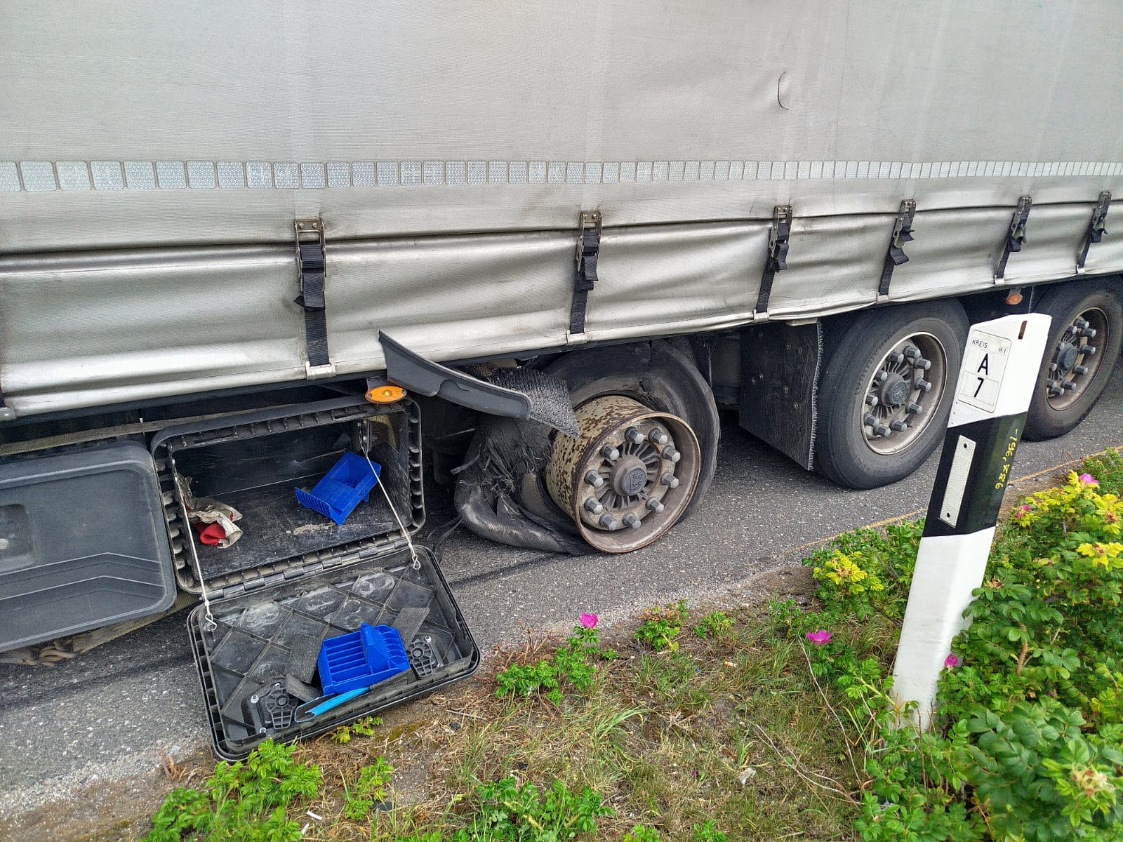 LKW Pannenhilfe vor Ort — Reifenplatzer auf der A67 bei Darmstadt: Polizeieinsatz, Radwechsel in 2 Std. 15 Min.