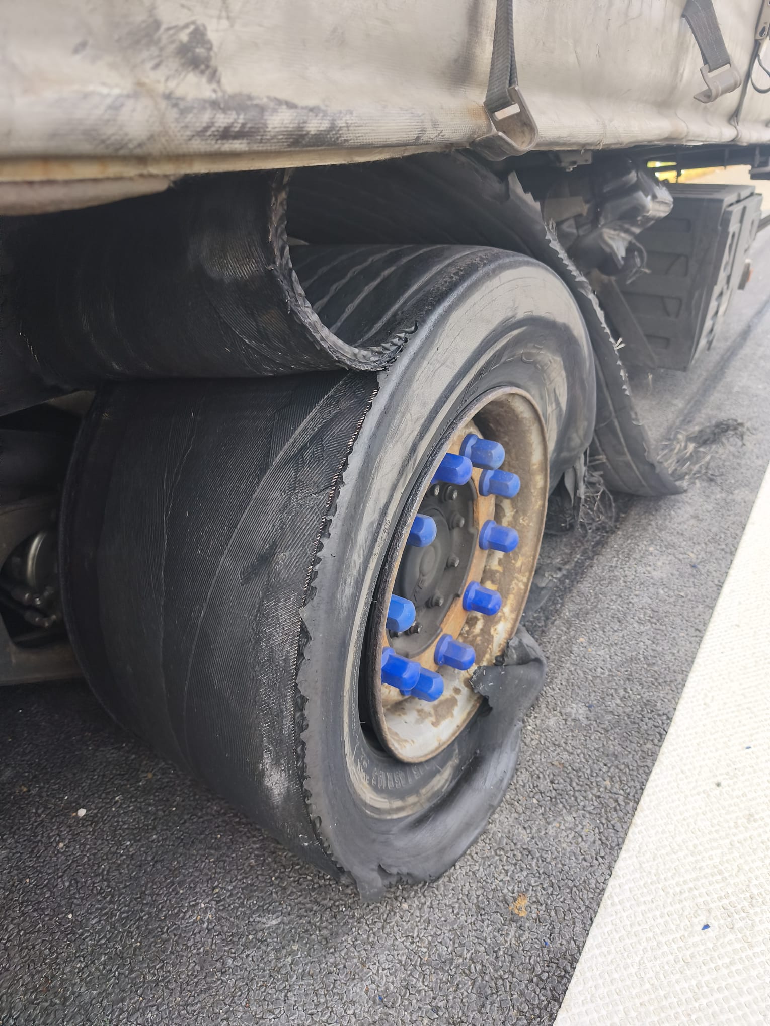 LKW Pannenhilfe vor Ort — Mobiler LKW-Reifenservice auf der A5 bei Gießen: Reifenplatzer am Auflieger neben Rettungs