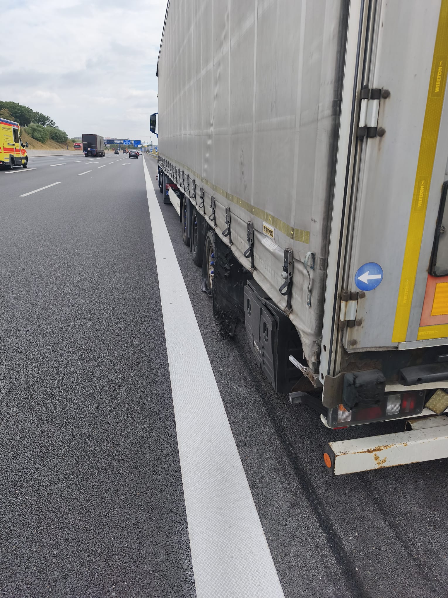 LKW Pannenhilfe vor Ort — Mobiler LKW-Reifenservice auf der A5 bei Gießen: Reifenplatzer am Auflieger neben Rettungs