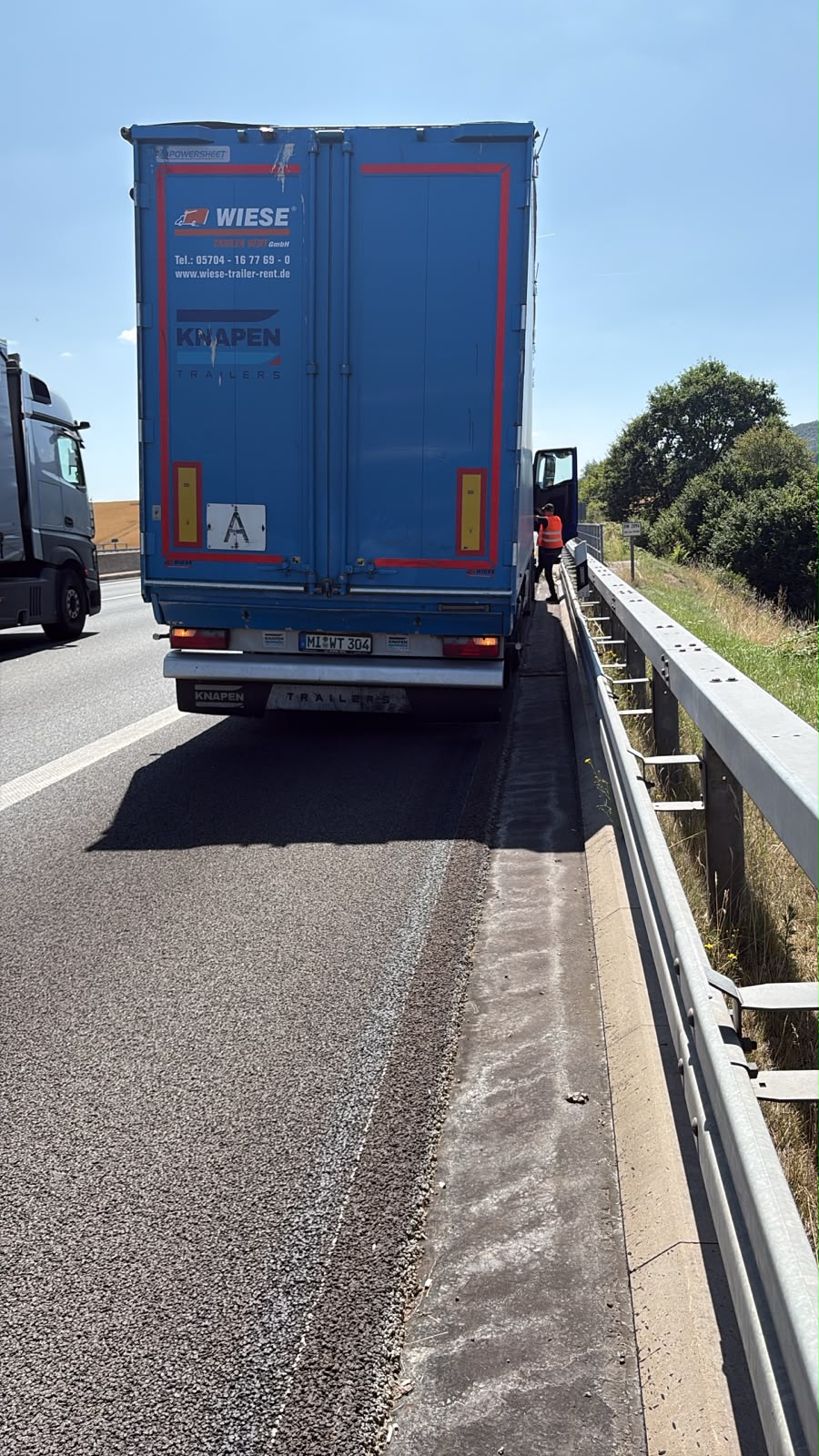 LKW Pannenhilfe vor Ort — Mobiler LKW-Reifenservice auf der A31 bei Haltern am See: Schubbodenauflieger nach Reifenp