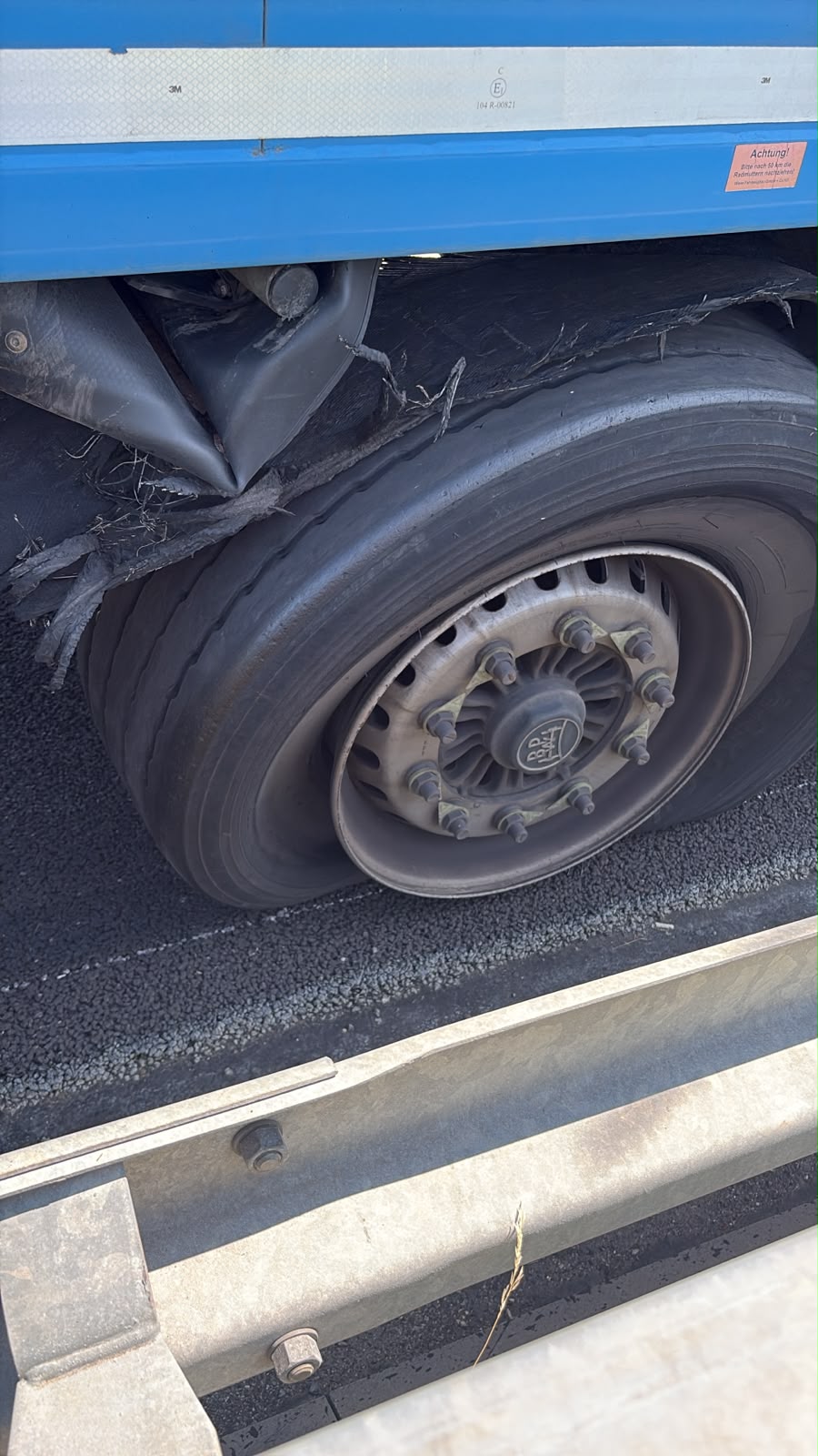 LKW Pannenhilfe vor Ort — Mobiler LKW-Reifenservice auf der A31 bei Haltern am See: Schubbodenauflieger nach Reifenp