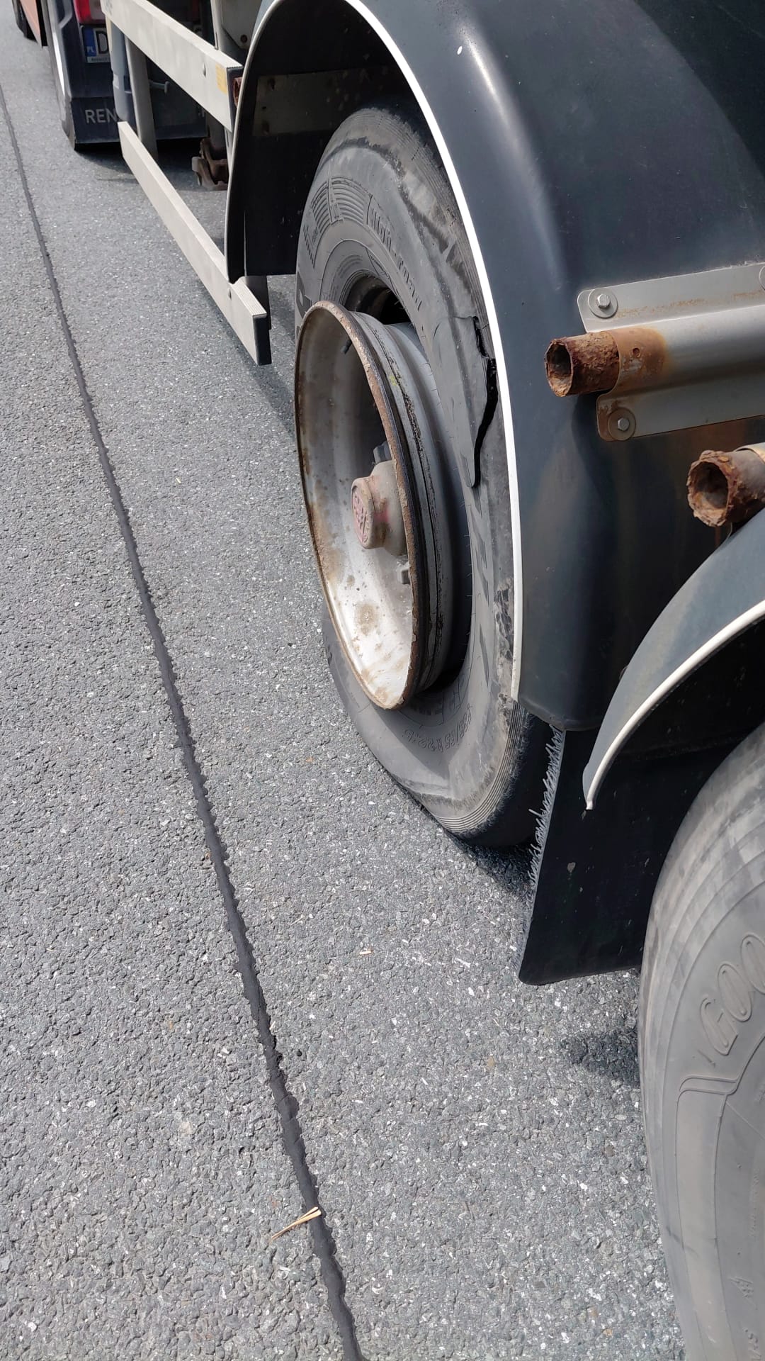 pomoc drogowa dla ciężarówki na miejscu — Mobilny serwis opon TIR na A61 pod Meckenheim: odwarstwienie bieżnika opony bieżnikowanej