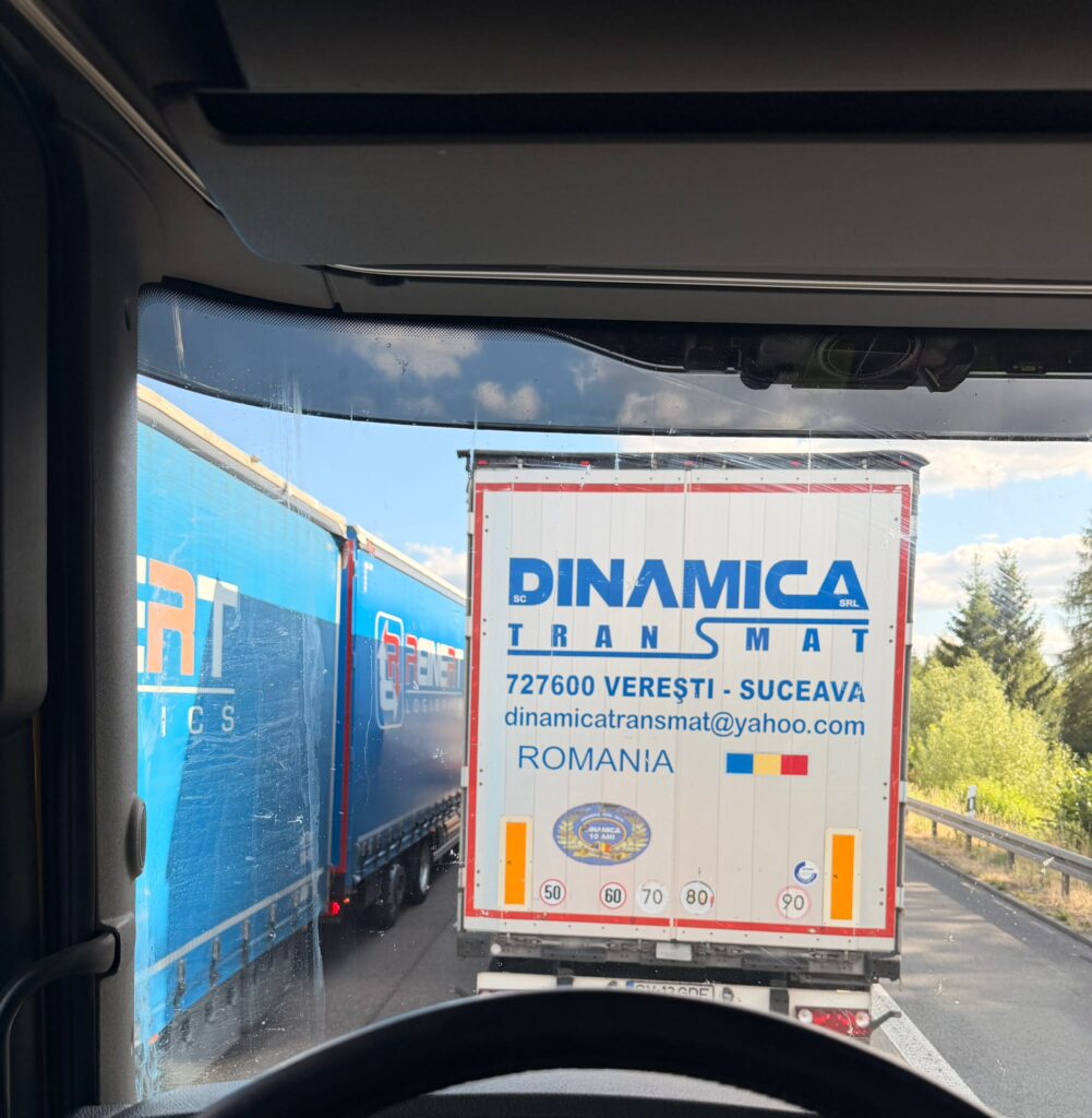 lkw-schwerlastbergung-autokran-a7-hildesheim-01 – LKW Help 24 LKW Pannenhilfe vor Ort — LKW Bergung A7 bei Hildesheim: Sattelzugmaschine nach Verkehrsunfall mit Autokran in 6 Stunden 15 M