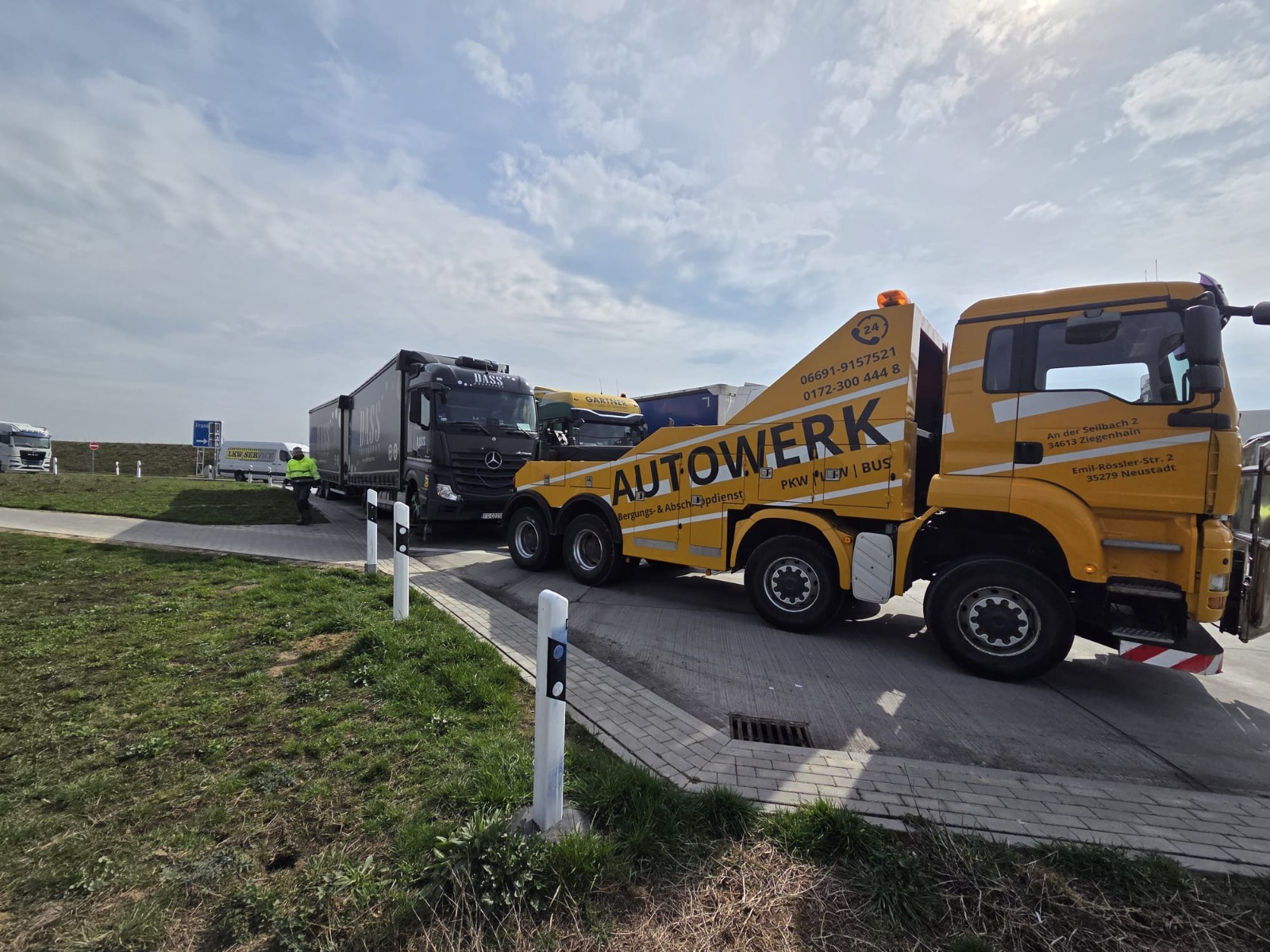 LKW Pannenhilfe vor Ort — LKW Bergung A7 bei Hildesheim: Sattelzugmaschine nach Verkehrsunfall mit Autokran in 6 Stu