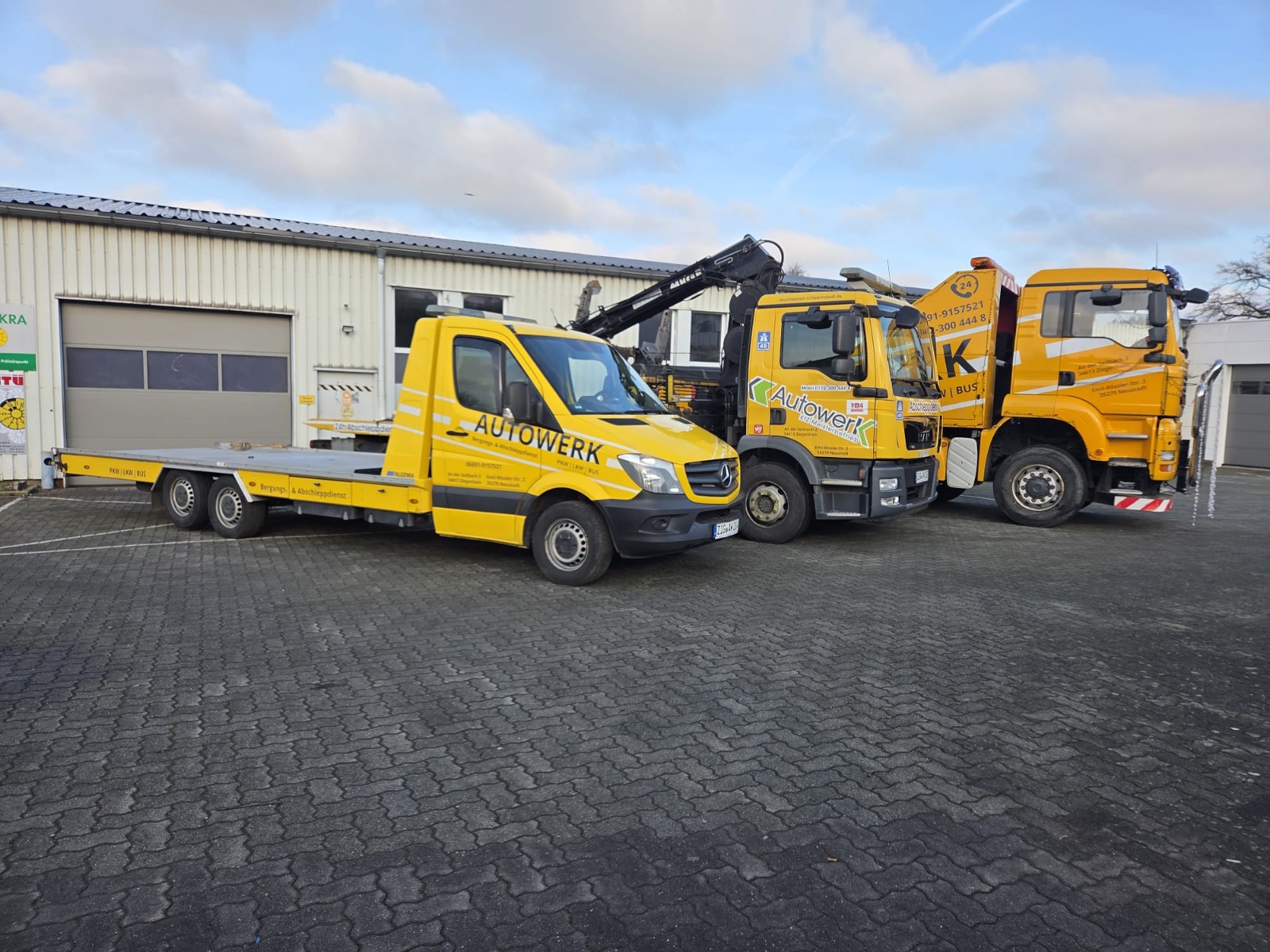 LKW Pannenhilfe vor Ort — LKW Bergung A7 bei Hildesheim: Sattelzugmaschine nach Verkehrsunfall mit Autokran in 6 Stu