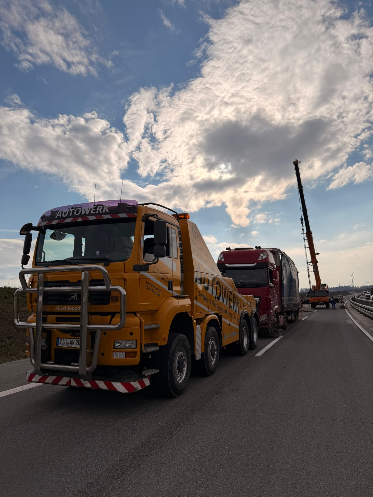LKW Pannenhilfe vor Ort — LKW Bergung A7 bei Hildesheim: Sattelzugmaschine nach Verkehrsunfall mit Autokran in 6 Stu