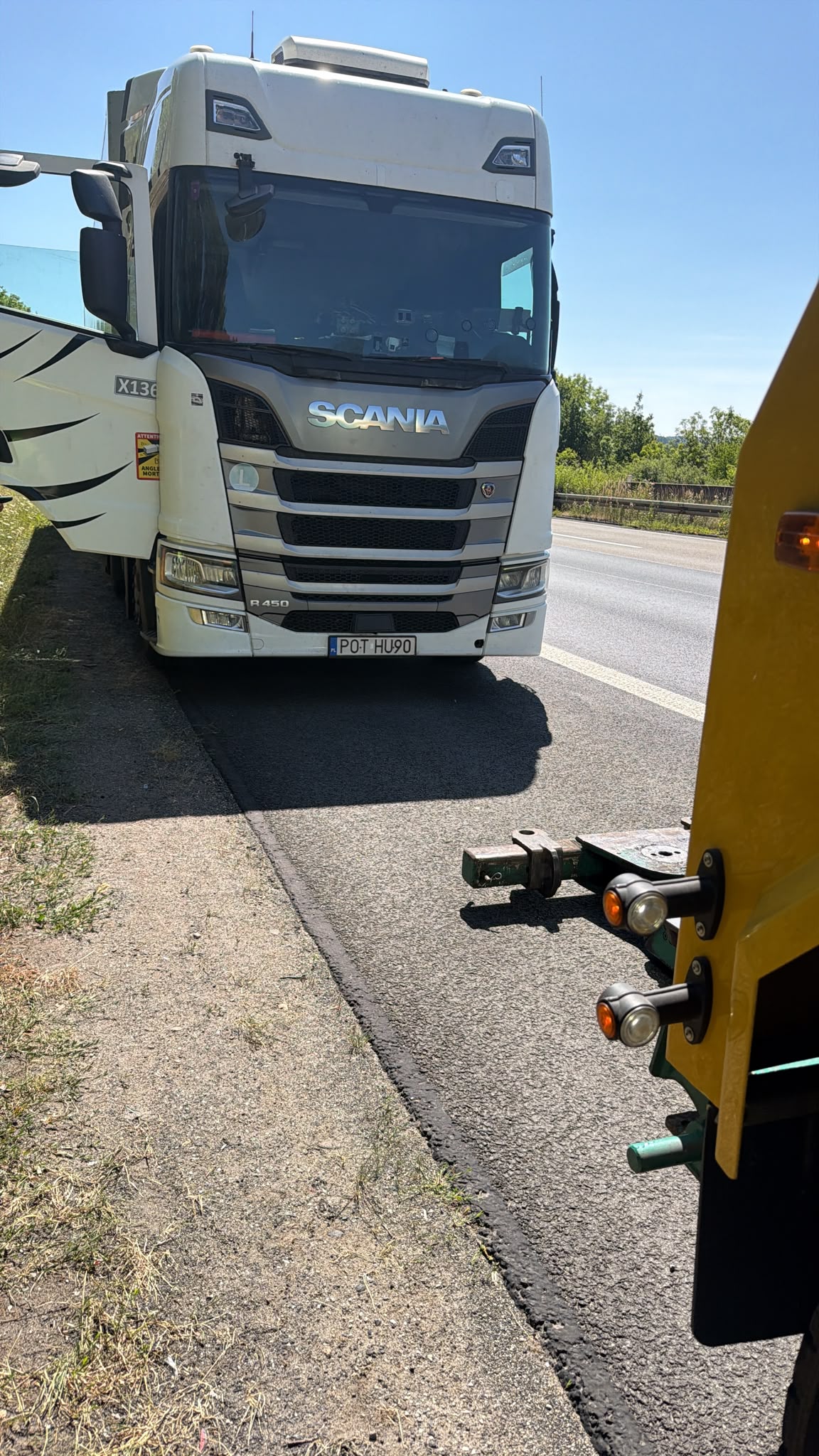 LKW Pannenhilfe vor Ort — LKW Bergung A7 bei Hildesheim: Sattelzugmaschine nach Verkehrsunfall mit Autokran in 6 Stu