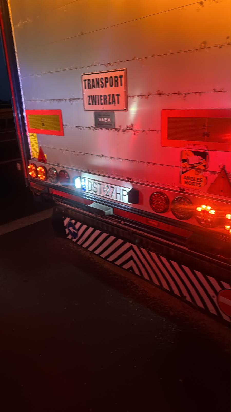 LKW Pannenhilfe vor Ort — Reifenplatzer beim Tiertransporter: A29 bei Oldenburg, Weiterfahrt nach 2 Std 13 Min