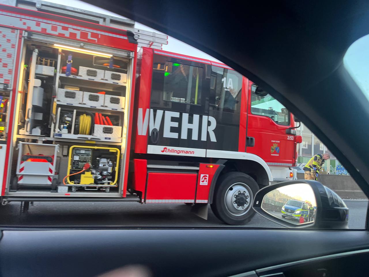 LKW Pannenhilfe vor Ort — Sicherheitscheck nach Unfallstelle auf der A57 bei Krefeld: Volvo-Sattelzug in 2 Stunden 1