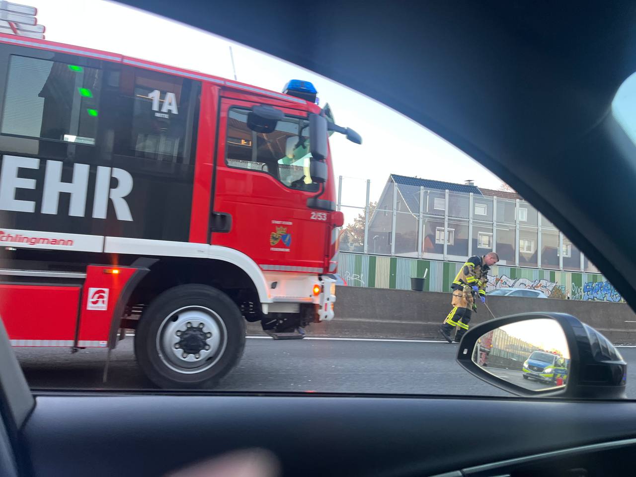 LKW Pannenhilfe vor Ort — Sicherheitscheck nach Unfallstelle auf der A57 bei Krefeld: Volvo-Sattelzug in 2 Stunden 1