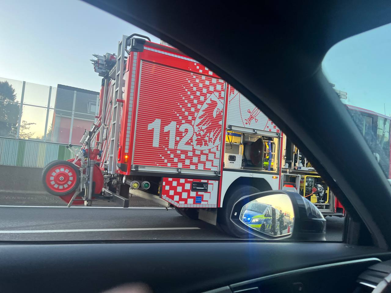 LKW Pannenhilfe vor Ort — Sicherheitscheck nach Unfallstelle auf der A57 bei Krefeld: Volvo-Sattelzug in 2 Stunden 1