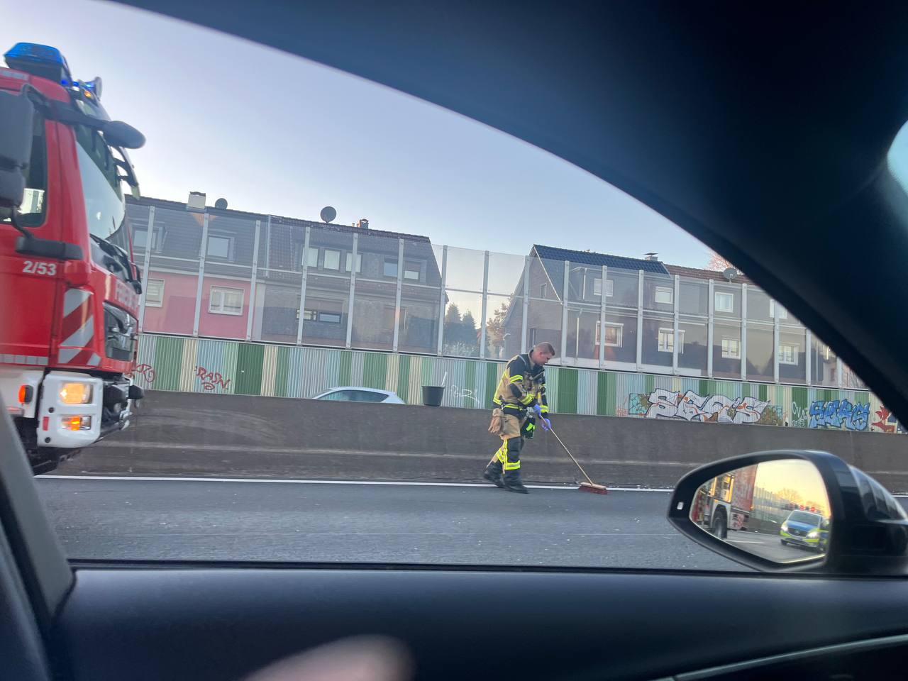 LKW Pannenhilfe vor Ort — Sicherheitscheck nach Unfallstelle auf der A57 bei Krefeld: Volvo-Sattelzug in 2 Stunden 1