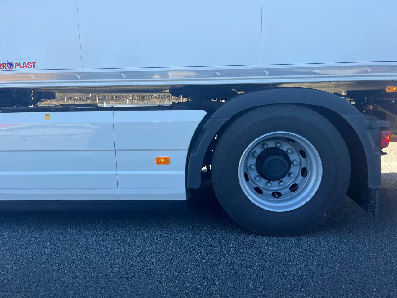 LKW Pannenhilfe vor Ort — Sicherheitscheck nach Unfallstelle auf der A57 bei Krefeld: Volvo-Sattelzug in 2 Stunden 1
