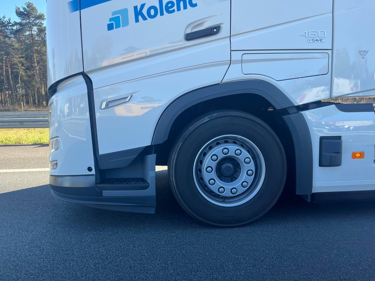 LKW Pannenhilfe vor Ort — Sicherheitscheck nach Unfallstelle auf der A57 bei Krefeld: Volvo-Sattelzug in 2 Stunden 1