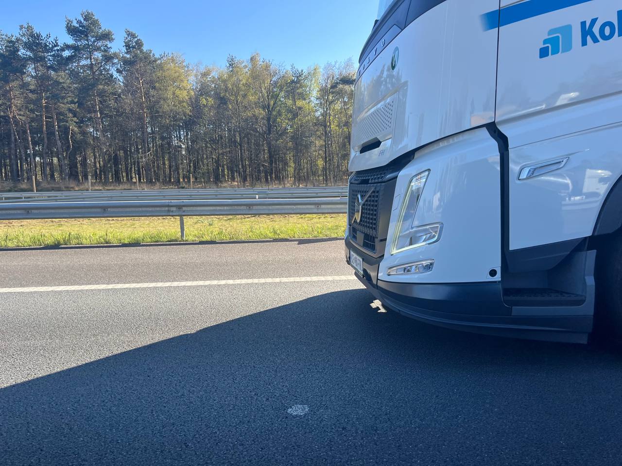 LKW Pannenhilfe vor Ort — Sicherheitscheck nach Unfallstelle auf der A57 bei Krefeld: Volvo-Sattelzug in 2 Stunden 1