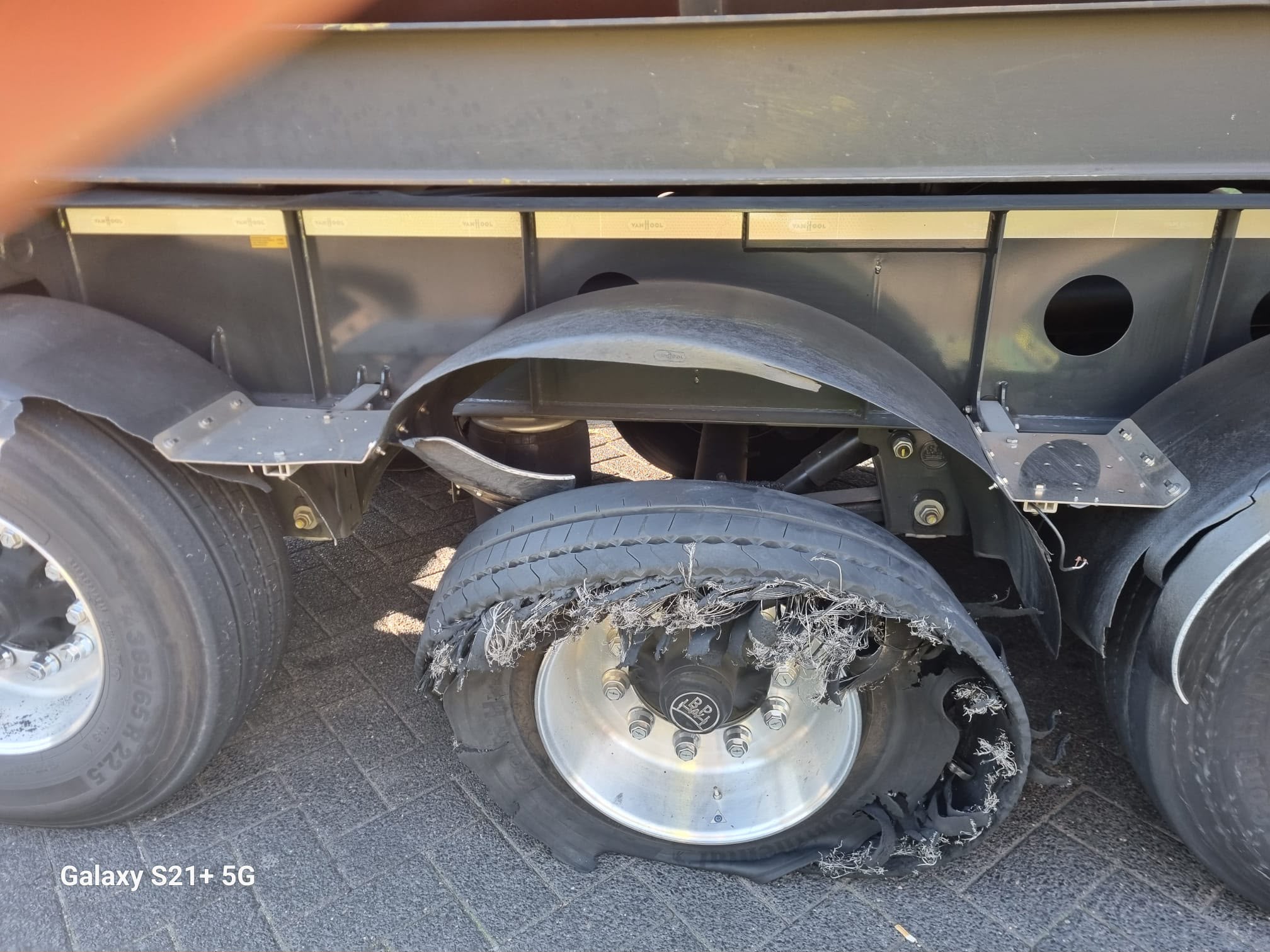 pomoc drogowa dla ciężarówki na miejscu — Mobilny serwis opon TIR pod Akwizgranem: pęknięta opona i korozja felgi aluminiowej napraw