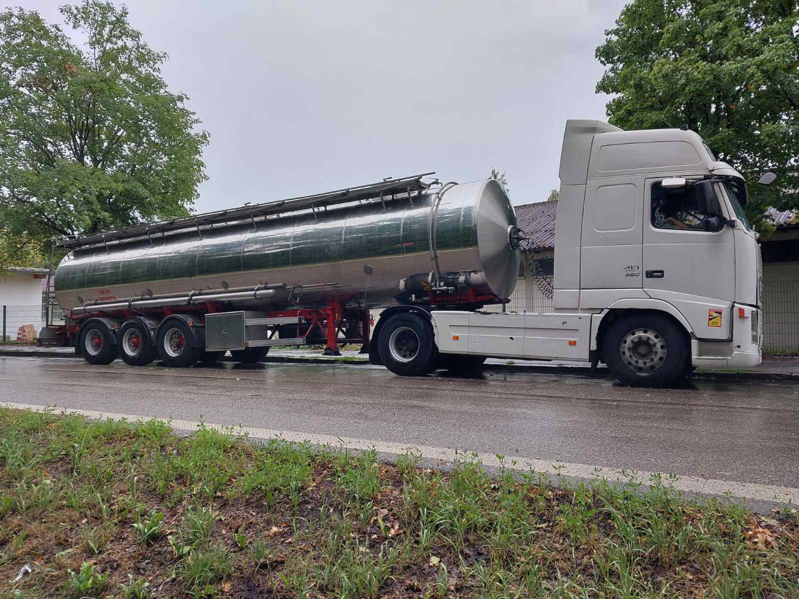 truck roadside assistance on site — Mobile Truck Tyre Service Near Cloppenburg: Milk Tanker Back on the Road in 2 Hours 10 Min