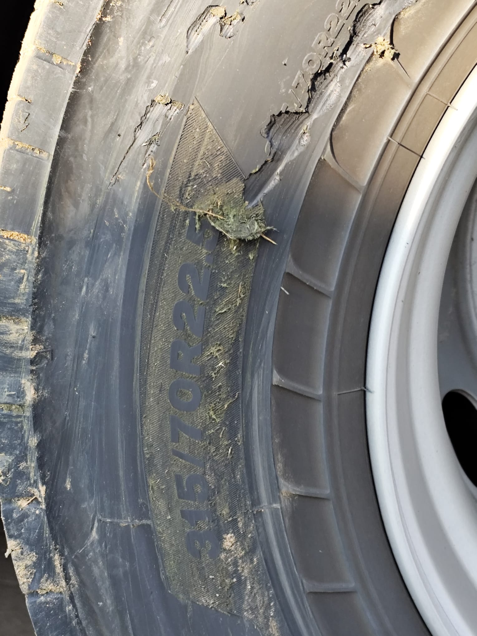 pomoc drogowa dla ciężarówki na miejscu — Awaria hamulca zniszczyła oponę na A9 pod Hof: zestaw siodłowy wrócił na trasę w 2 godziny