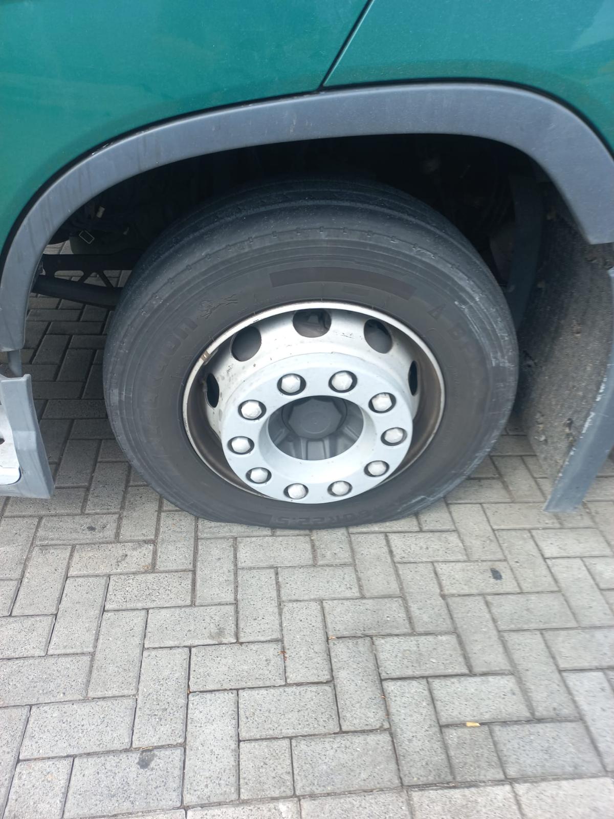 LKW Pannenhilfe vor Ort — Kraftstoffleitungen-Korrosion am Unterboden: Diesel-Leck bei einem Sattelzug auf der A4 be