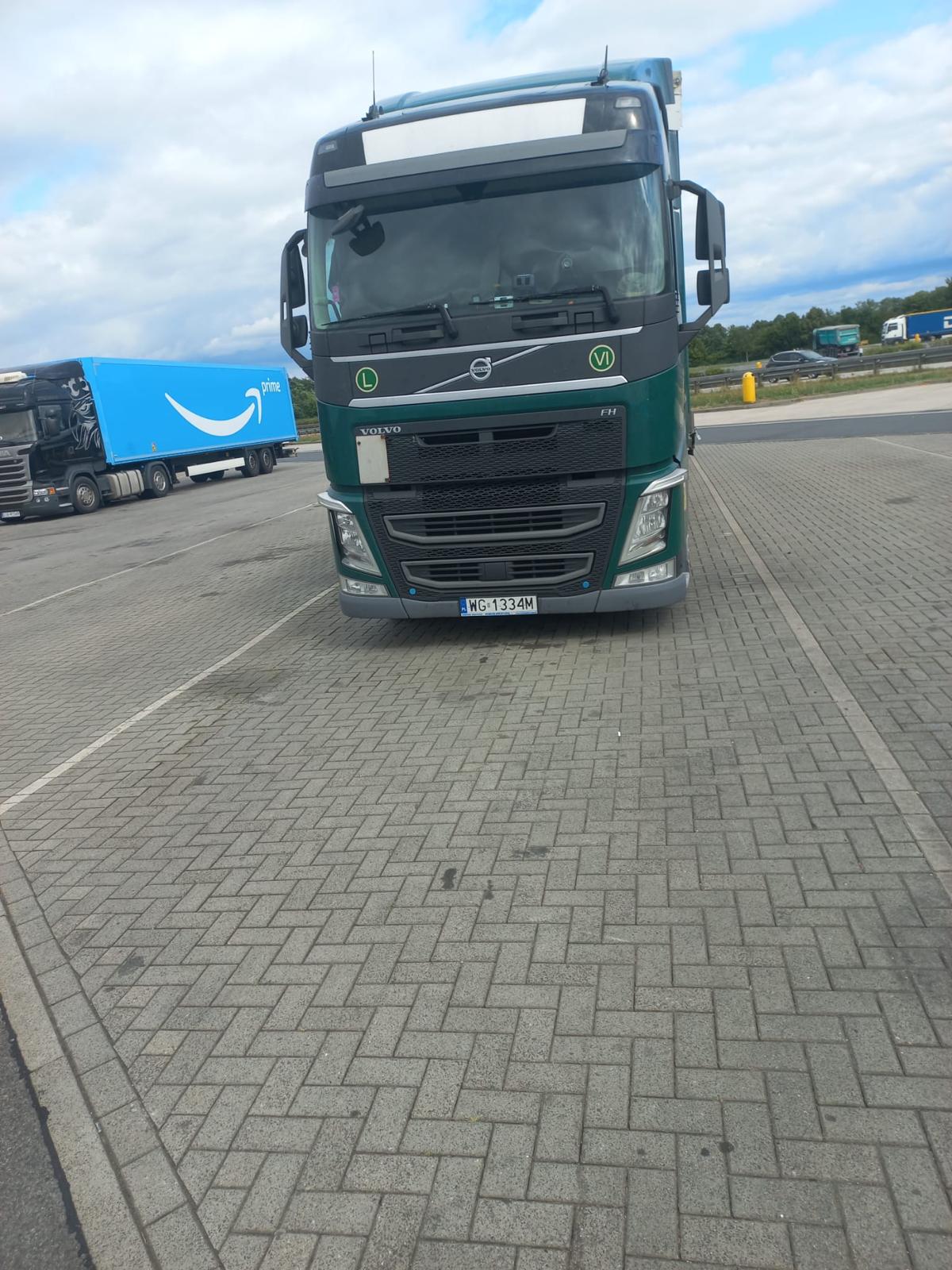 LKW Pannenhilfe vor Ort — Kraftstoffleitungen-Korrosion am Unterboden: Diesel-Leck bei einem Sattelzug auf der A4 be