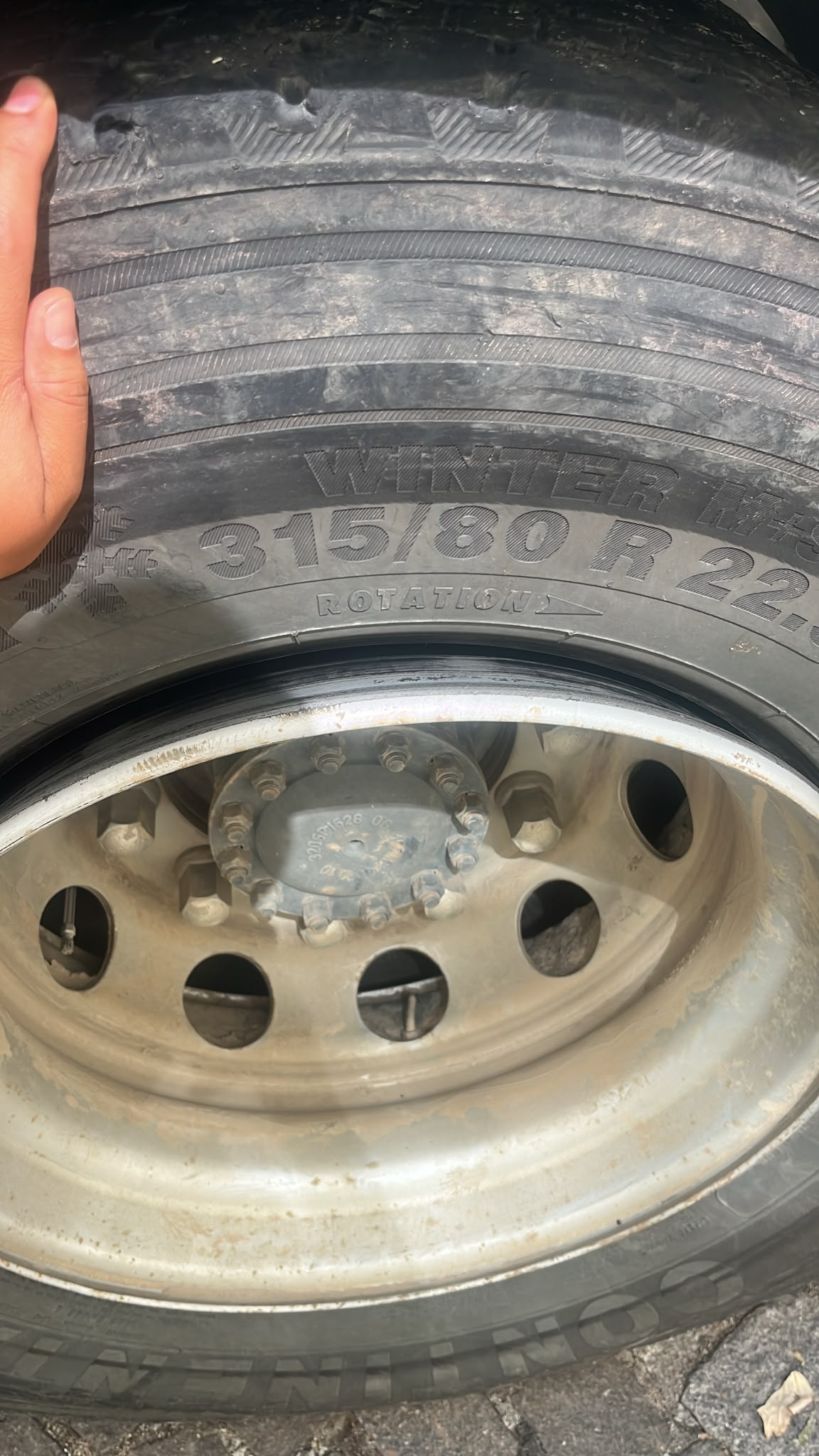LKW Pannenhilfe vor Ort — LKW-Ventil defekt bei Saarbrücken: Wie ein 12-Euro-Teil einen Sattelzug fast lahmgelegt hä