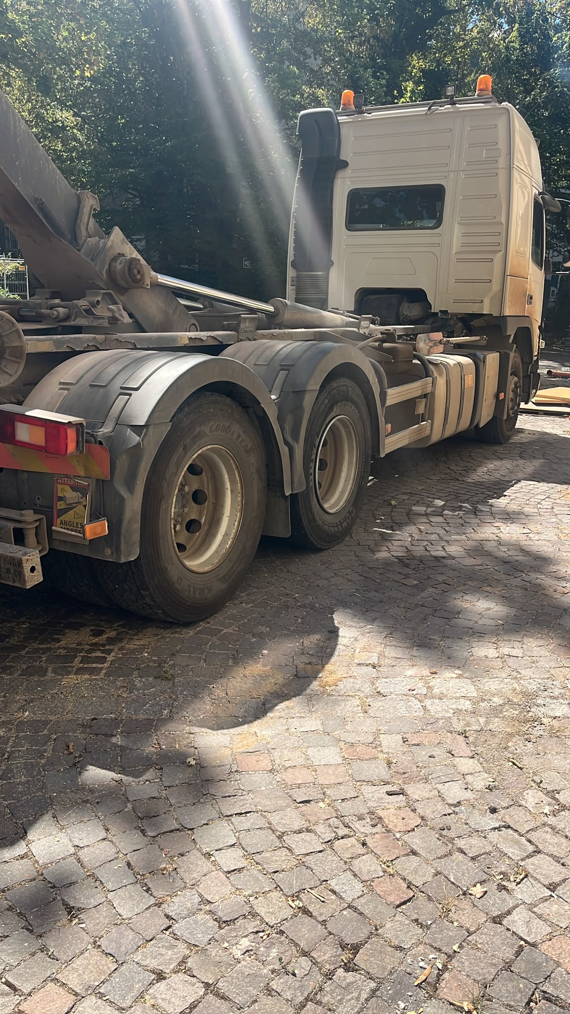 LKW Pannenhilfe vor Ort — LKW-Ventil defekt bei Saarbrücken: Wie ein 12-Euro-Teil einen Sattelzug fast lahmgelegt hä