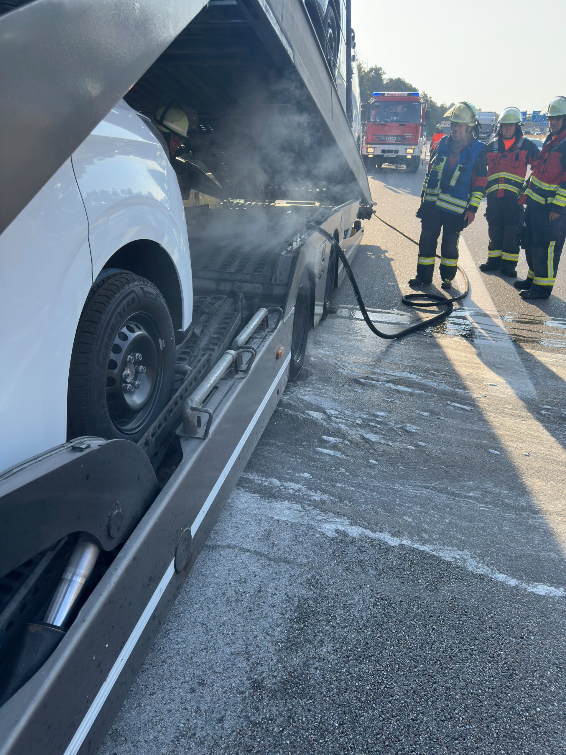 pomoc drogowa dla ciężarówki na miejscu — Ewakuacja autokaru po pożarze silnika na A3 pod Montabaur: pasażerowie bezpieczni, autokar