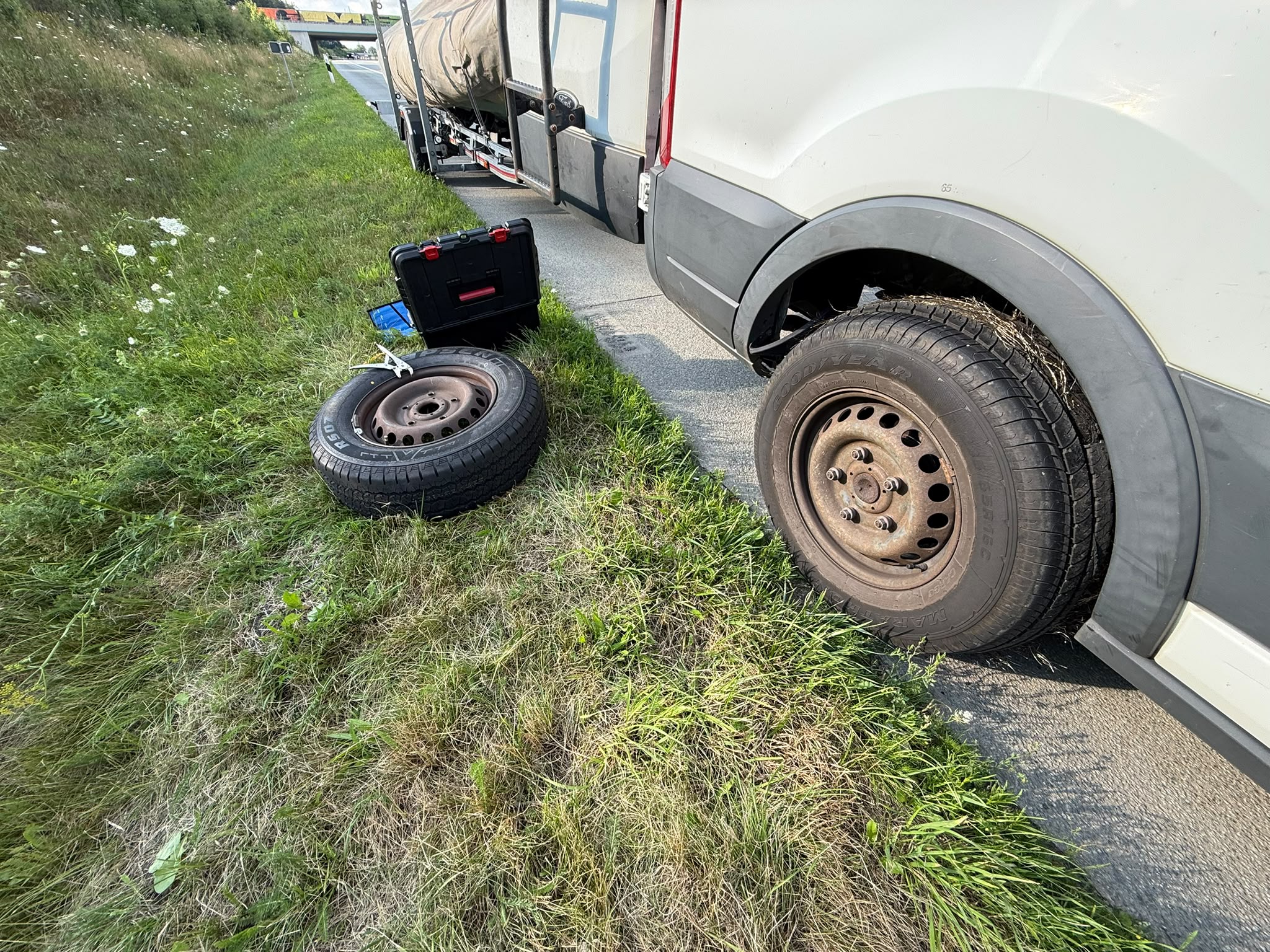 LKW Pannenhilfe vor Ort — Reifenpanne am Bootsanhänger auf der A19 bei Rostock: Ford Transit mit Anhänger in 1 Stund