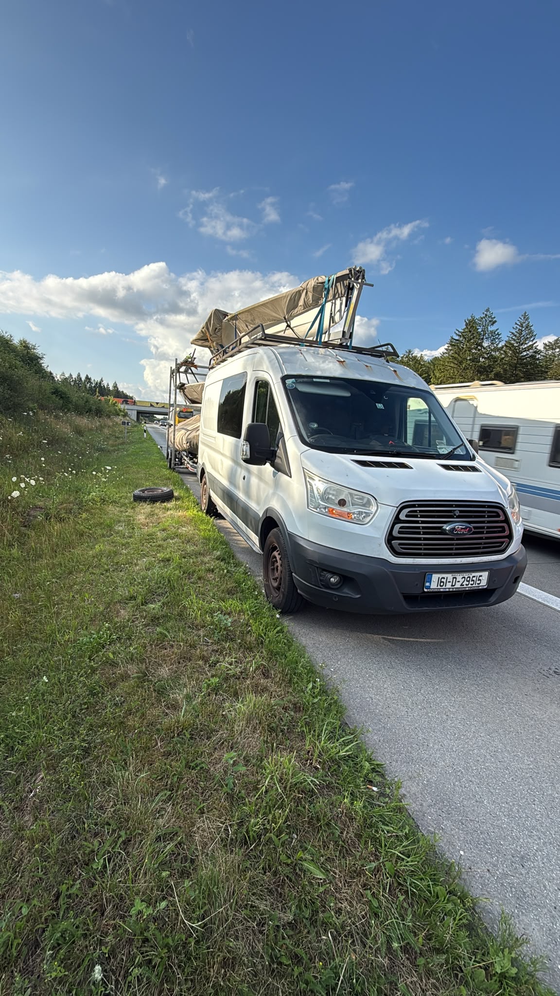 LKW Pannenhilfe vor Ort — Reifenpanne am Bootsanhänger auf der A19 bei Rostock: Ford Transit mit Anhänger in 1 Stund