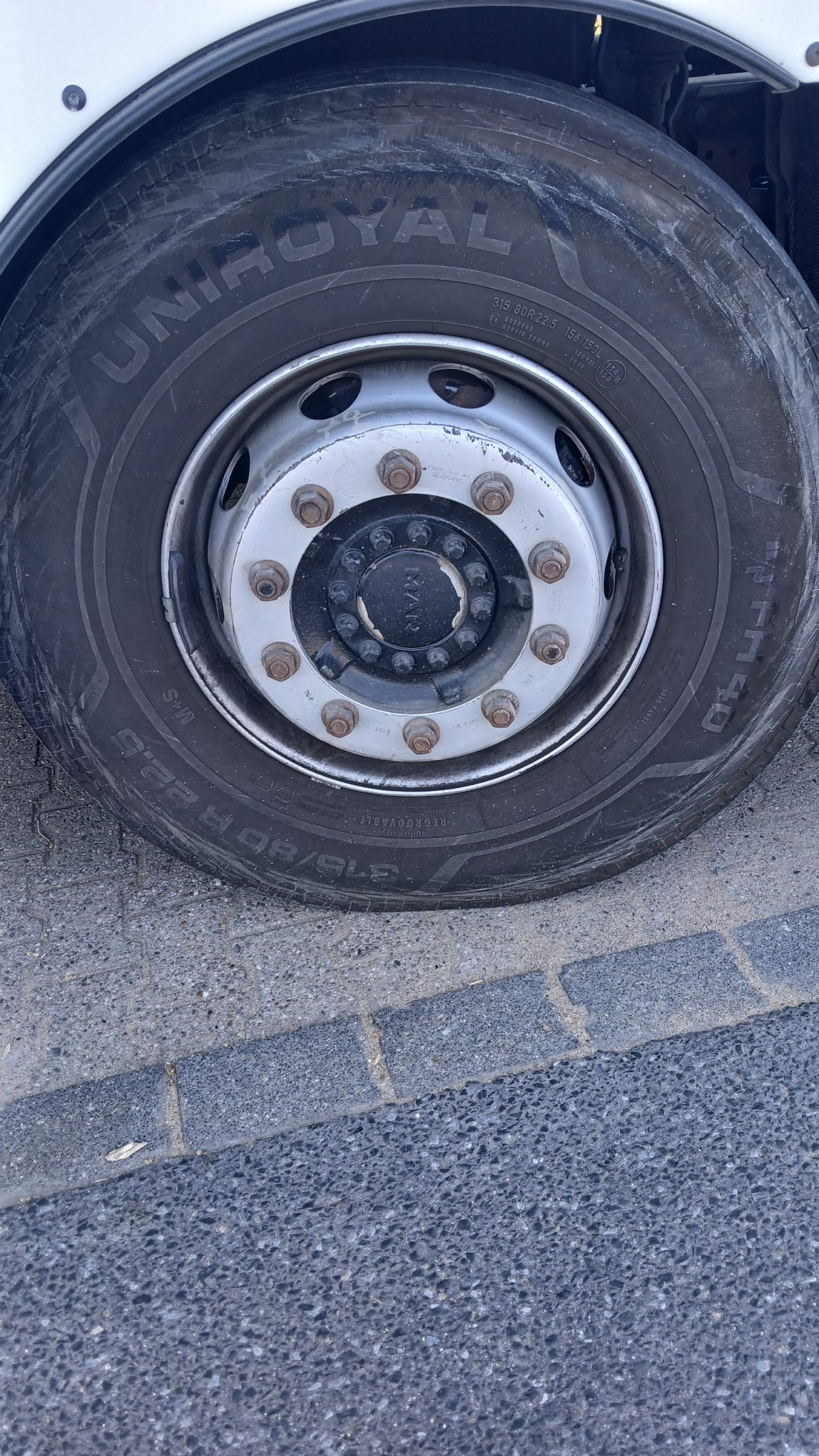 LKW roadside assistance on site — mobile tyre service for a distribution truck after a blowout on the A5 near Homberg