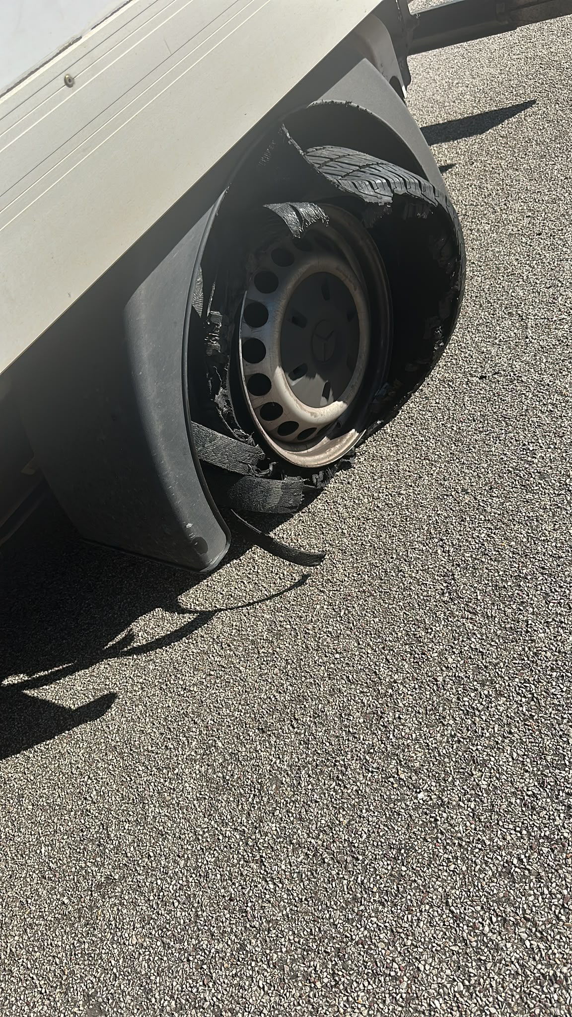 LKW roadside assistance on site — mobile tyre service for a distribution truck after a blowout on the A5 near Homberg